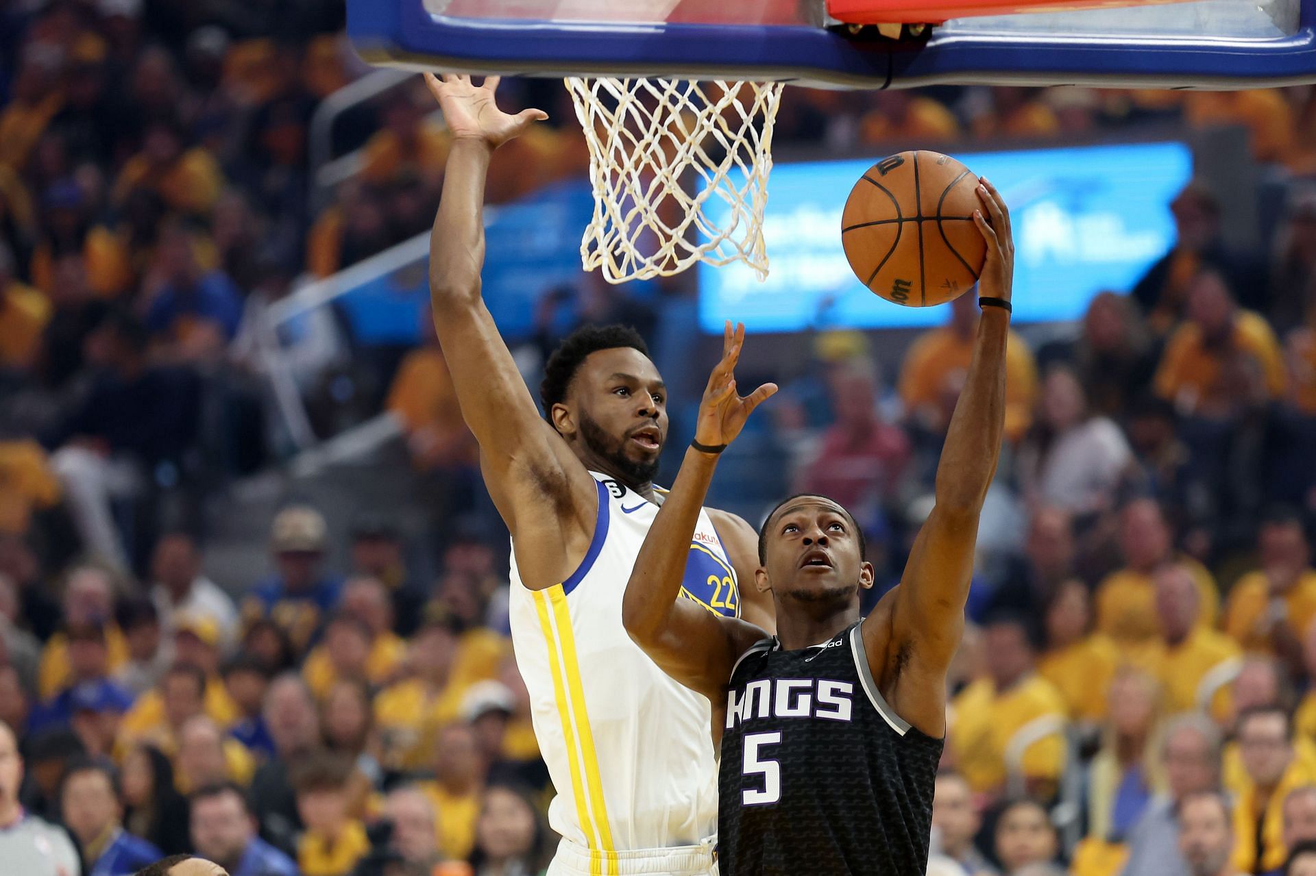 De&#039;Aaron Fox of the Sacramento Kings against the Golden State Warriors