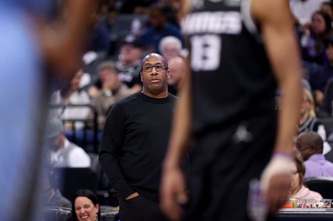 "Extremely well deserved": Internet left overjoyed as Mike Brown is named NBCA coach of the year
