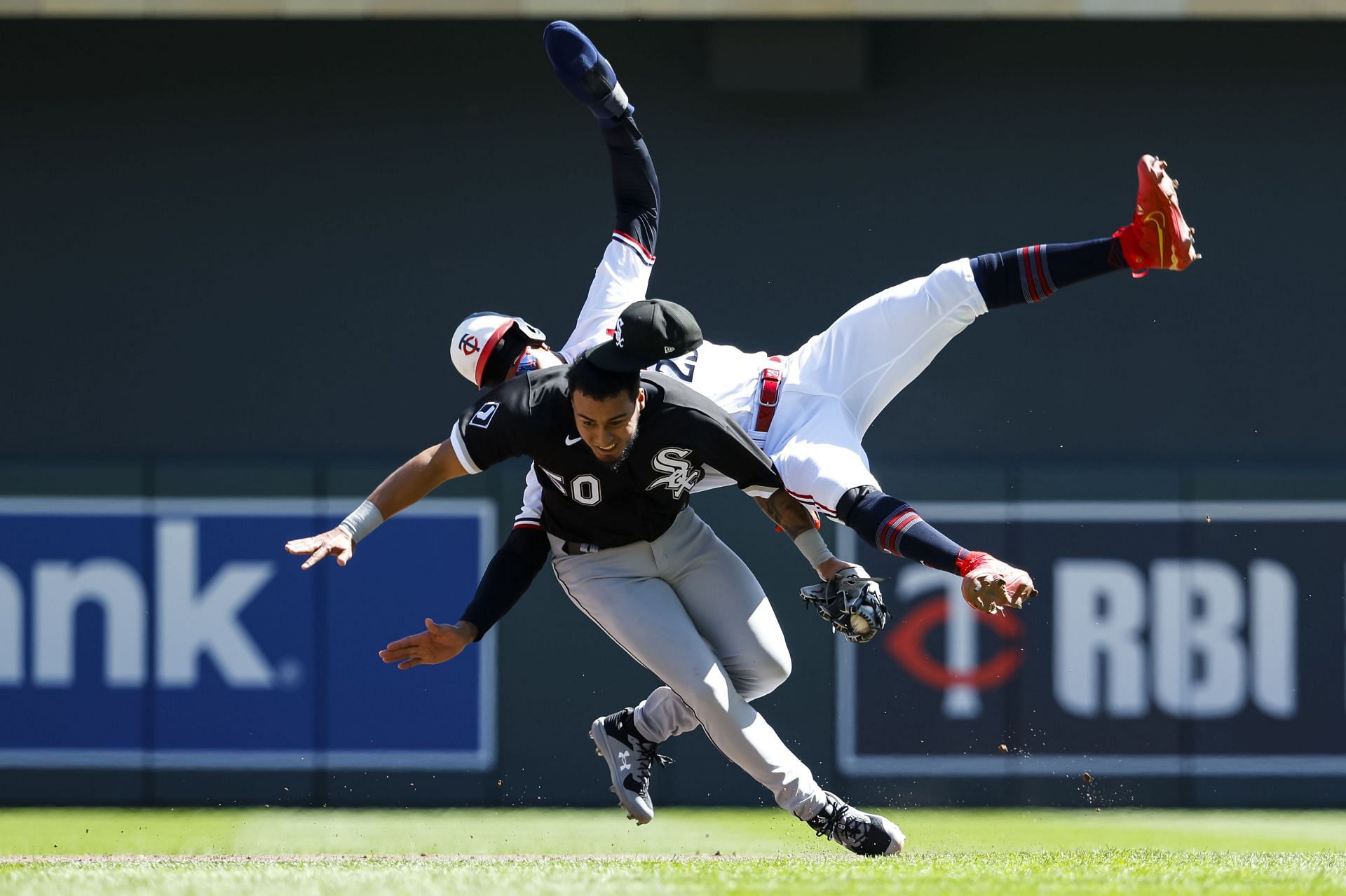 Minnesota Twins fans concerned as Byron Buxton leaves game after colliding  with Chicago White Sox second baseman Lenyn Sosa: WTF is Buxton doing?
