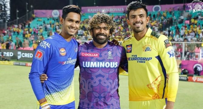 IPL 2023 : चेन्नई सुपर किंग्स के दो युवा श्रीलंकाई गेंदबाजों के साथ नजर आये लसिथ मलिंगा, CSK ने खास कैप्शन के साथ साझा की तस्वीर