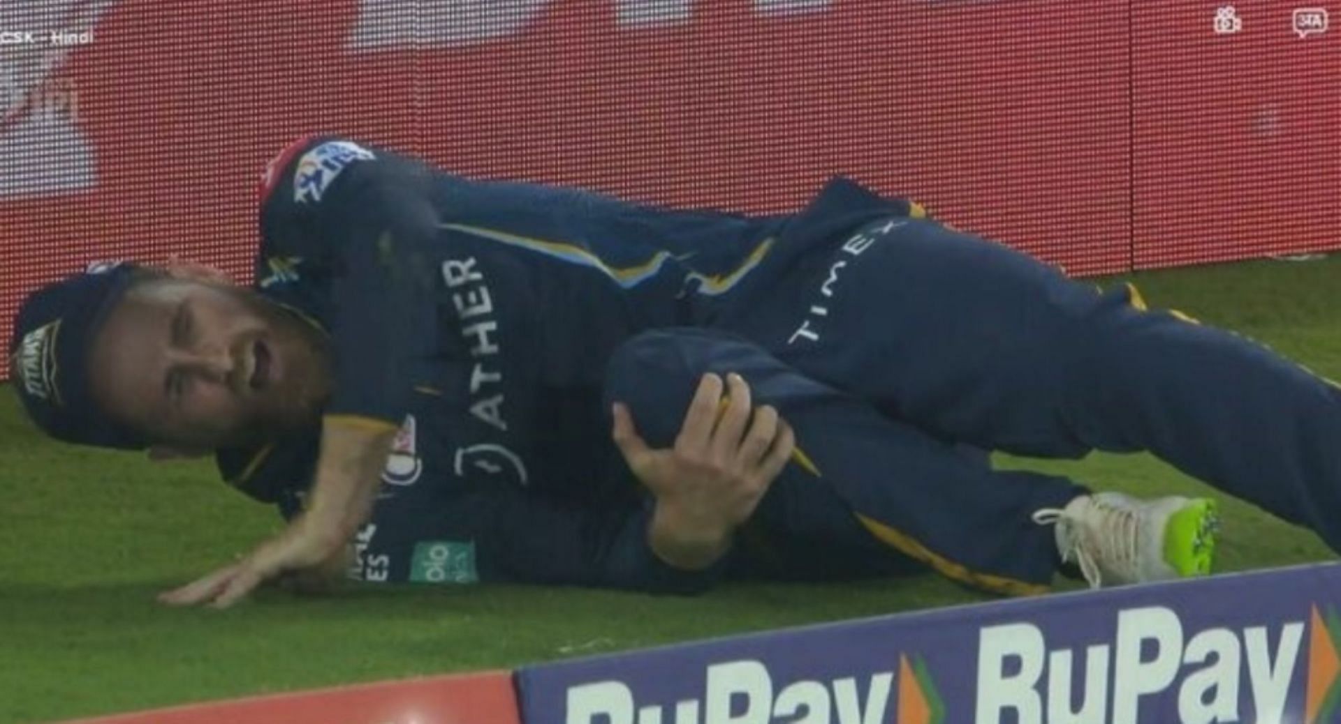 Kane Williamson injured his knee in an attempt to take a catch on the boundary