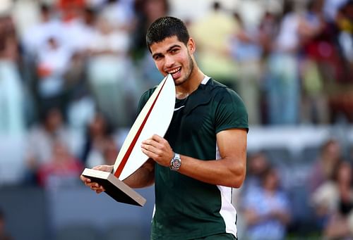 Carlos Alcaraz with the 2022 Mutua Madrid Open trophy.