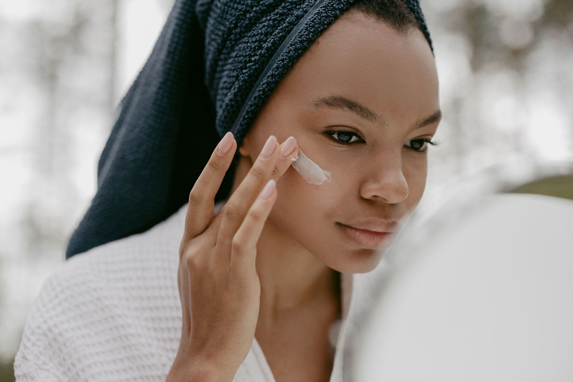 Reduces dark sports and hyperpigmentation (Image via Pexels/Cottonbro Studio)