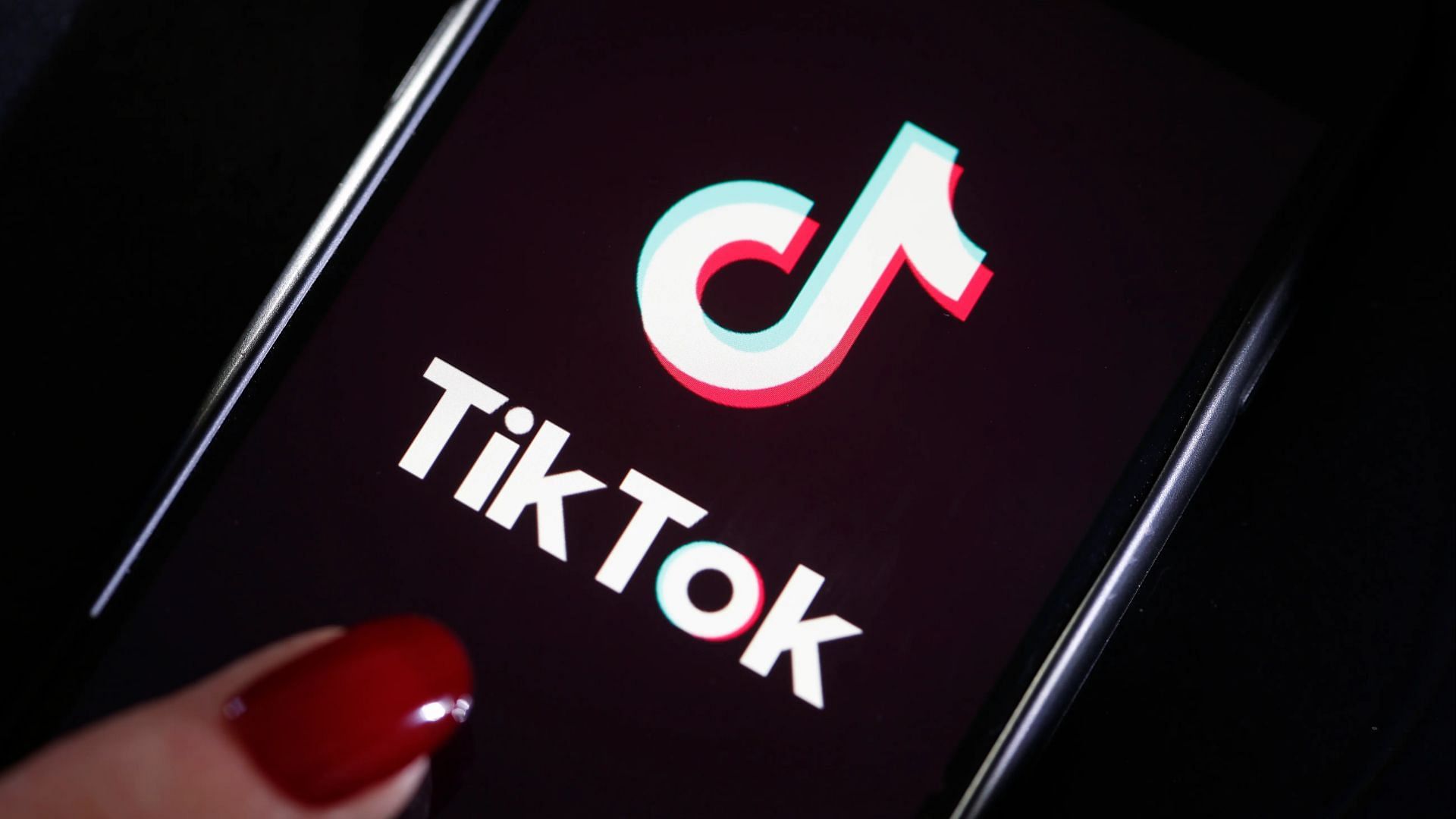 Rose gift on the TikTok live stream feature is one of the cheapest gifts. (Image via Shutterstock)