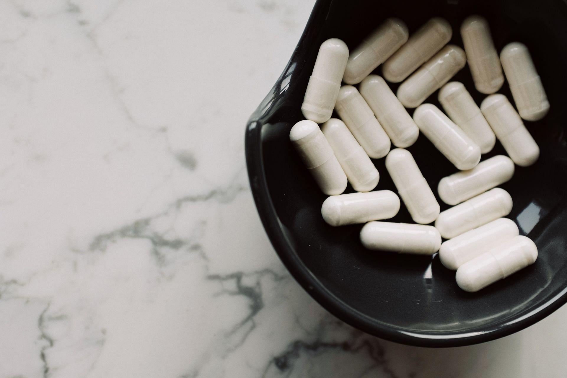 What is the recommended daily dose of biotin? (Image via Pexels/ Ready Made) 