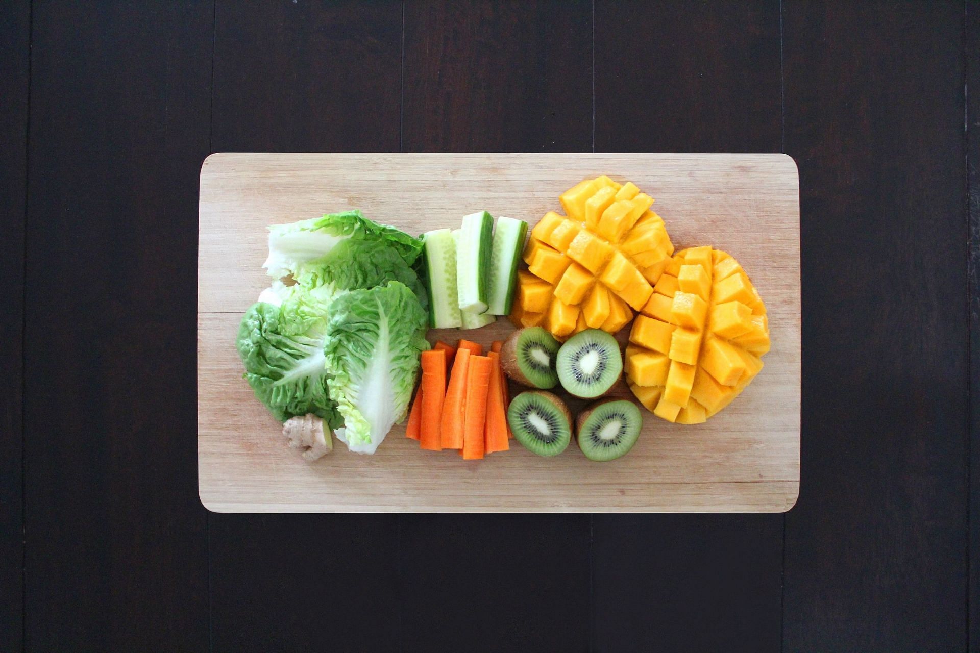 Be mindful of portion sizes and aim for a balanced diet that includes a variety of macronutrients (Image via Pexels)