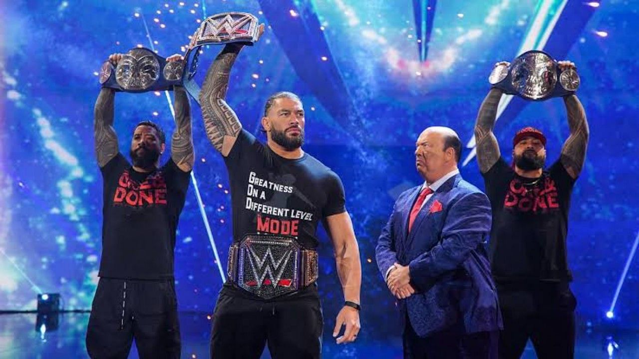 अनडिस्प्यूटेड WWE यूनिवर्सल चैंपियन रोमन रेंस, द उसोज और पॉल हेमन