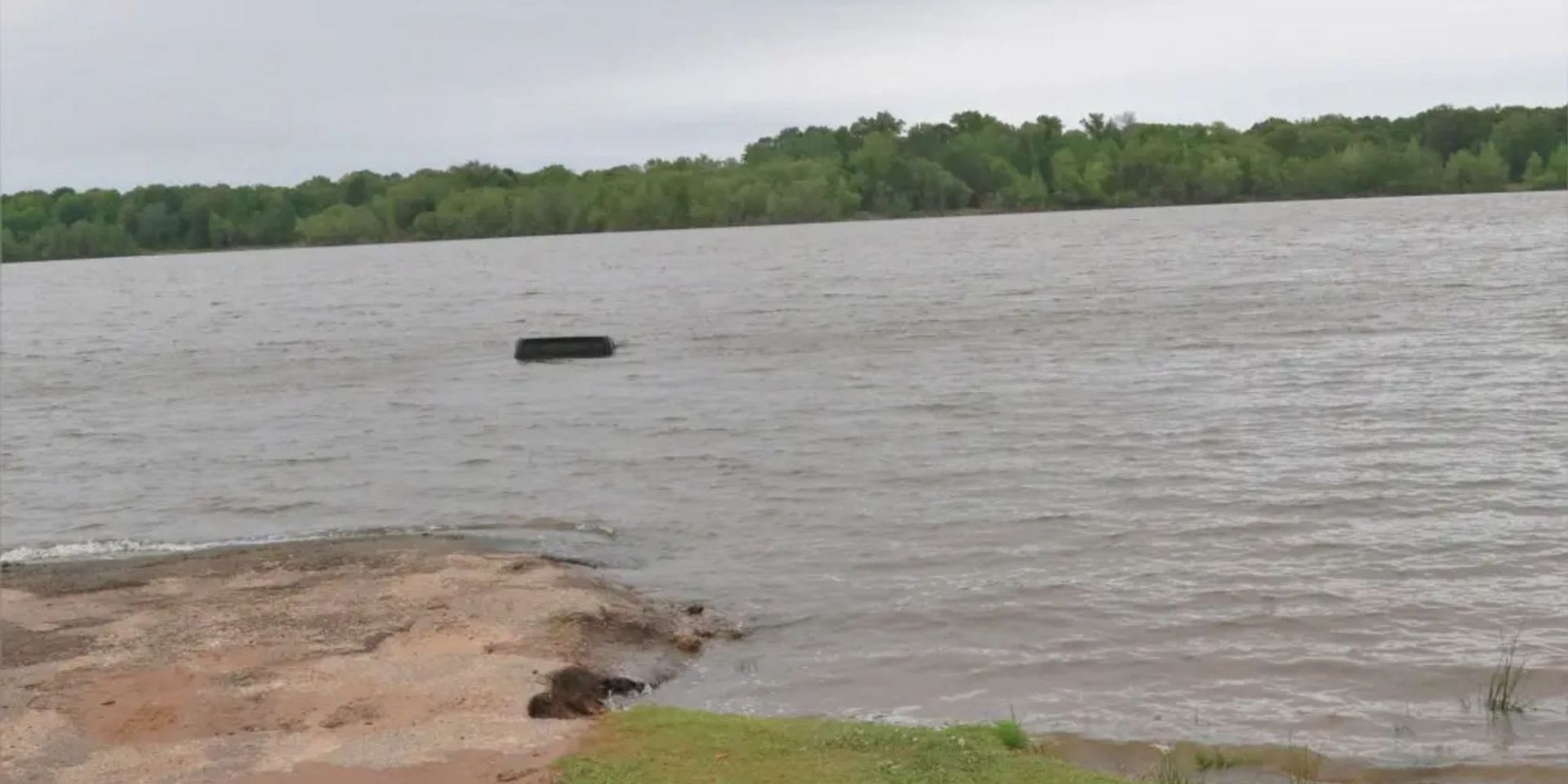 A fisherman spotted the sinking jeep at the lake. (Image via Marion County Sheriff&#039;s Office)