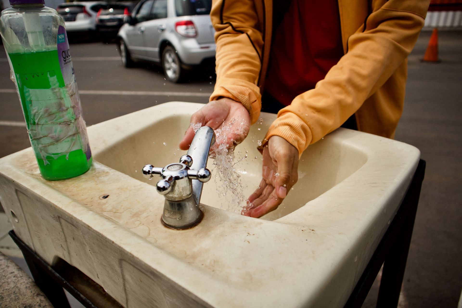 Washing hands properly can prevent infections (Image via Unsplash/Rizal Hilman)