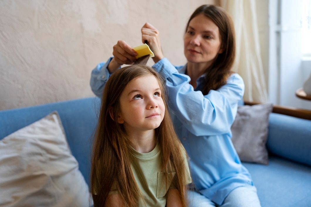 Lice spread through direct contact and sharing of belongings. (Image via Freepik)