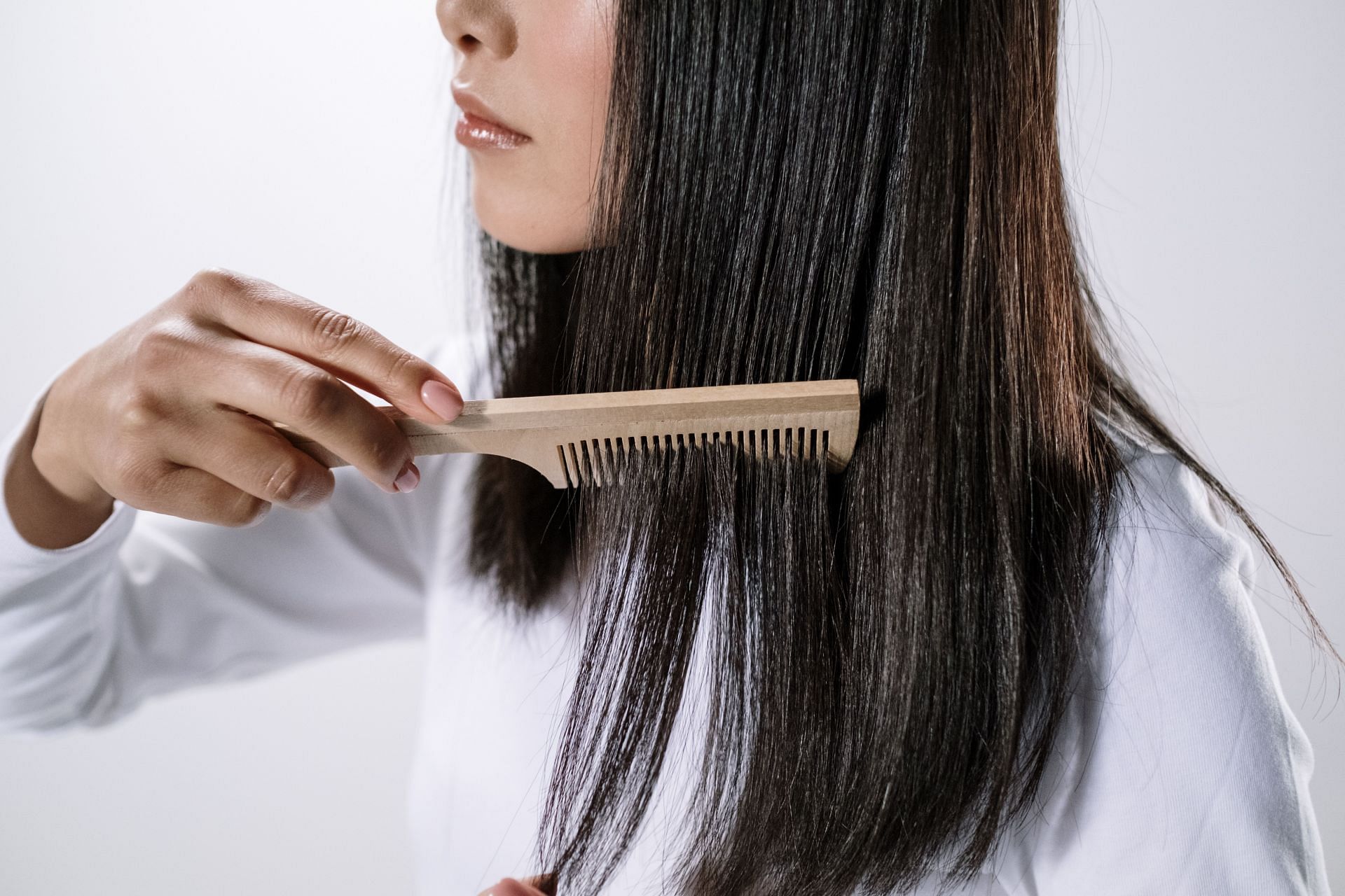 Properly detangle your hair after a workout. (Image via Pexels)