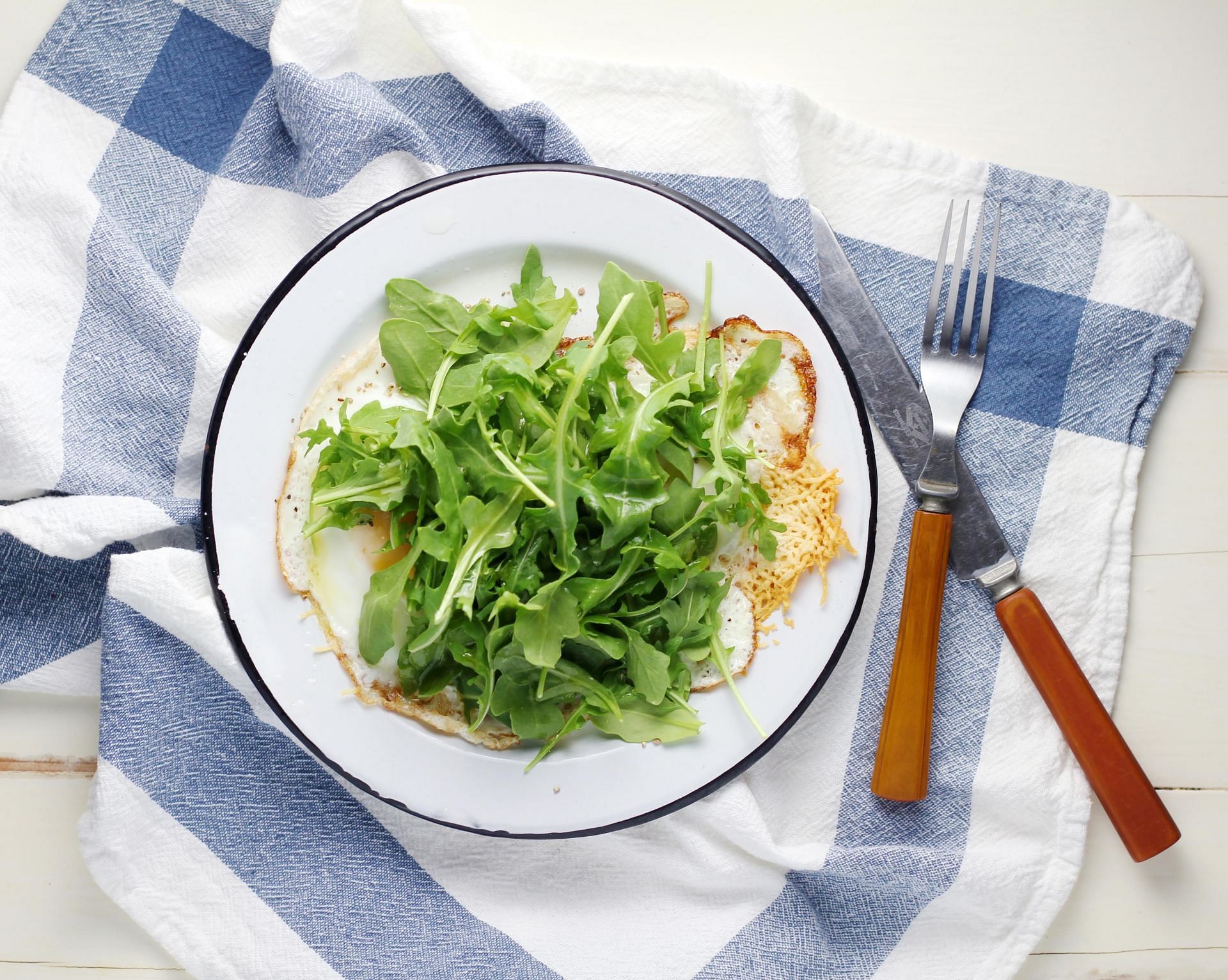 Nutrition in arugula: The flavor profile is not too strong. (Image via Unsplash / Sheri Silver)