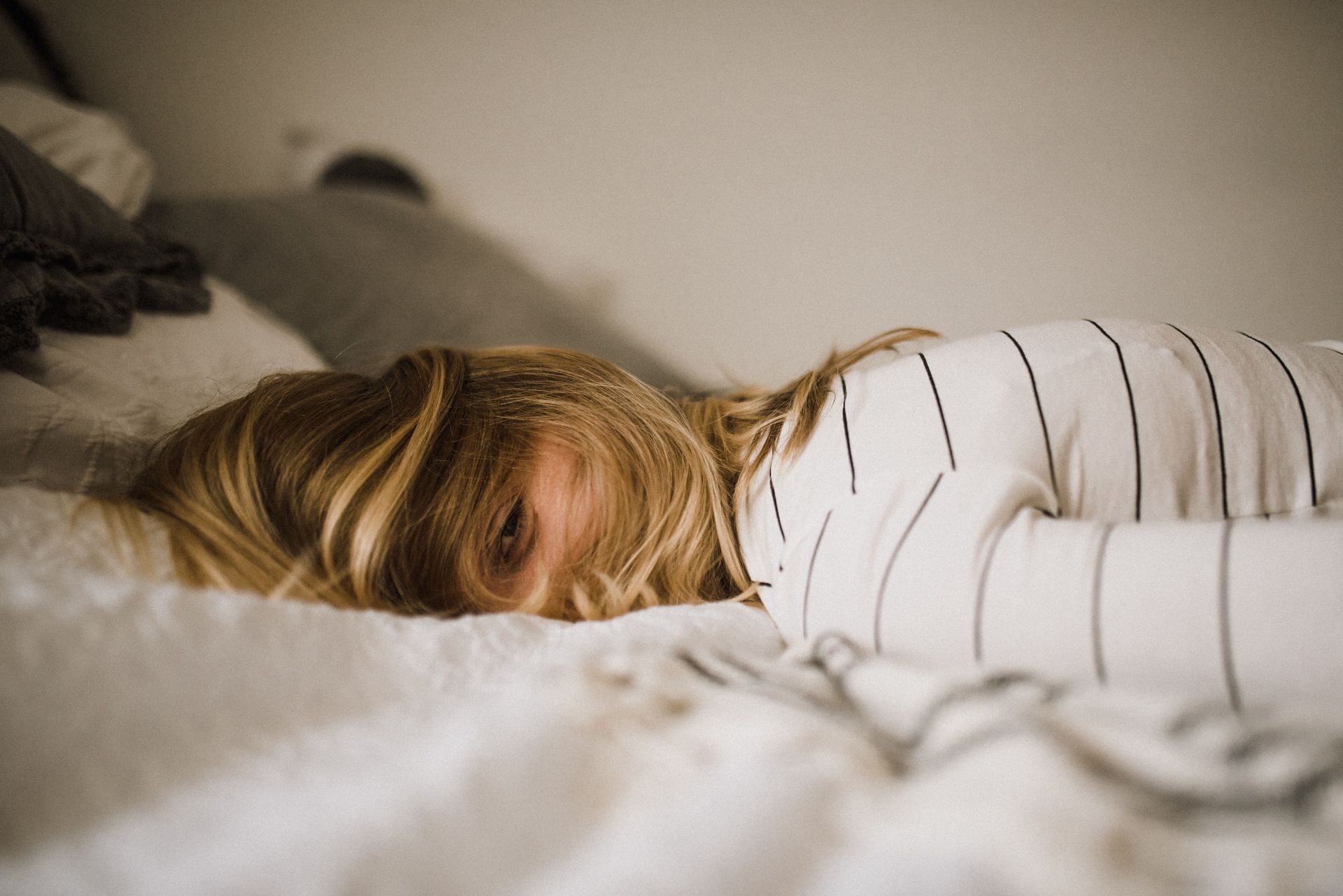 Sleeping on your side can help reduce snoring. (Image via Unsplash/Kinga Howard)