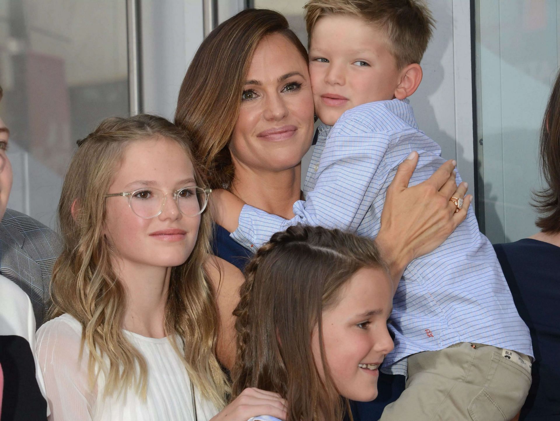 Jennifer Garner with her three kids (Image via Getty)