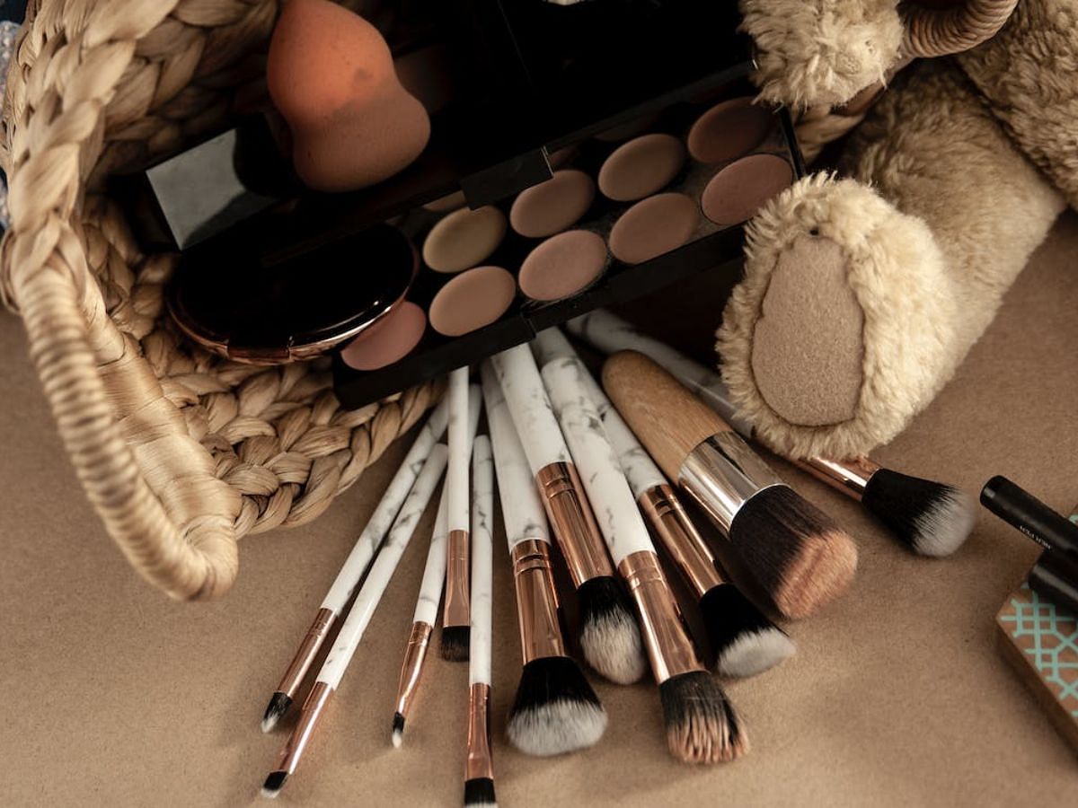 How to clean makeup brushes and sponges? (Image via Pexel)