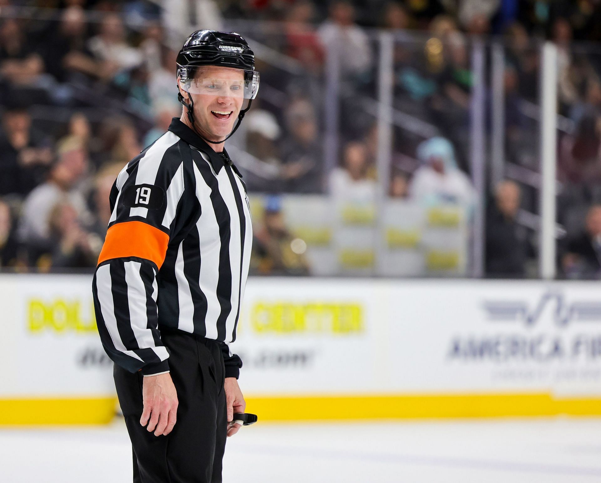 How much do referees make in the NHL?