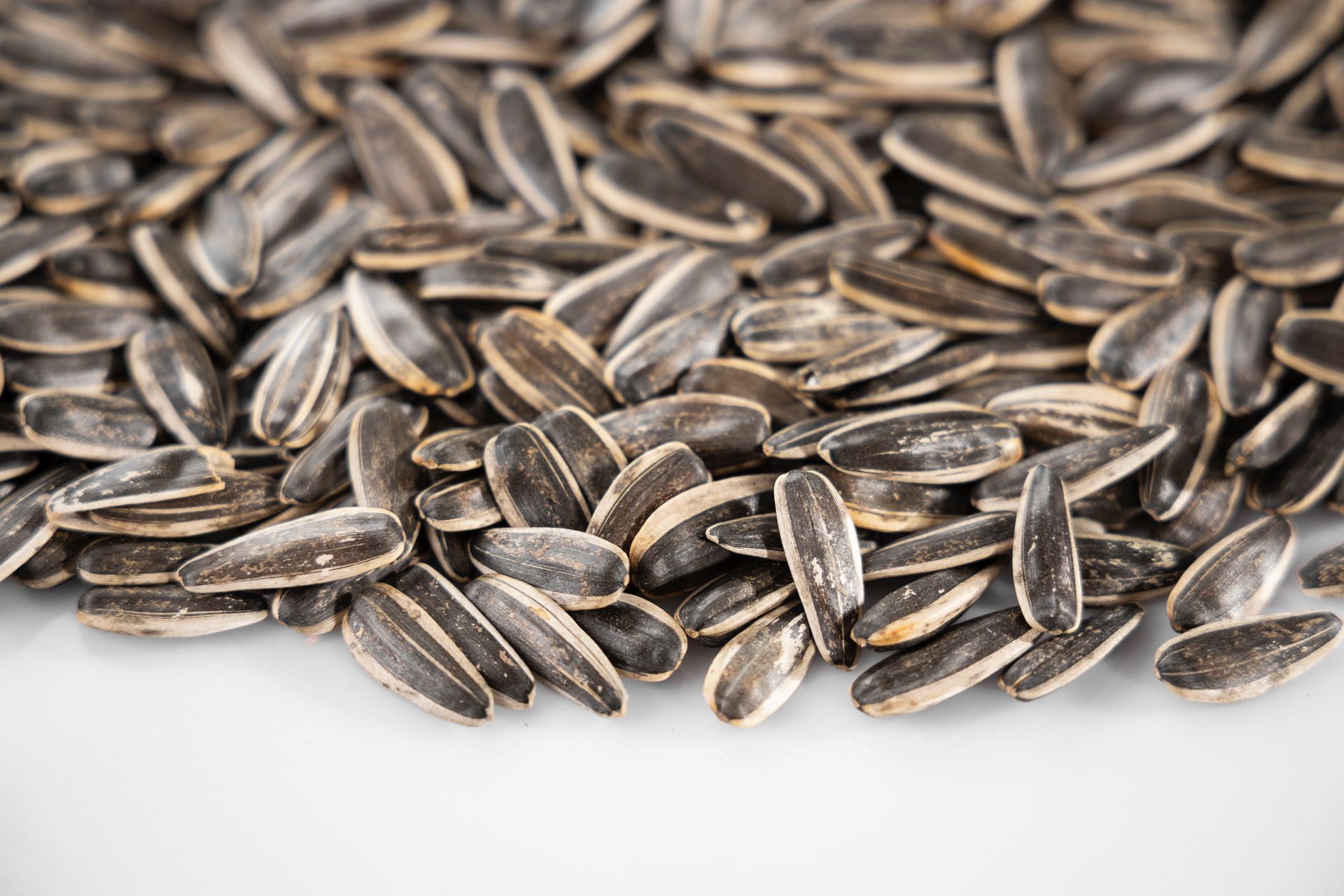 Health benefits that make sunflower seeds healthy (Image via Unsplash/engin akyurt)