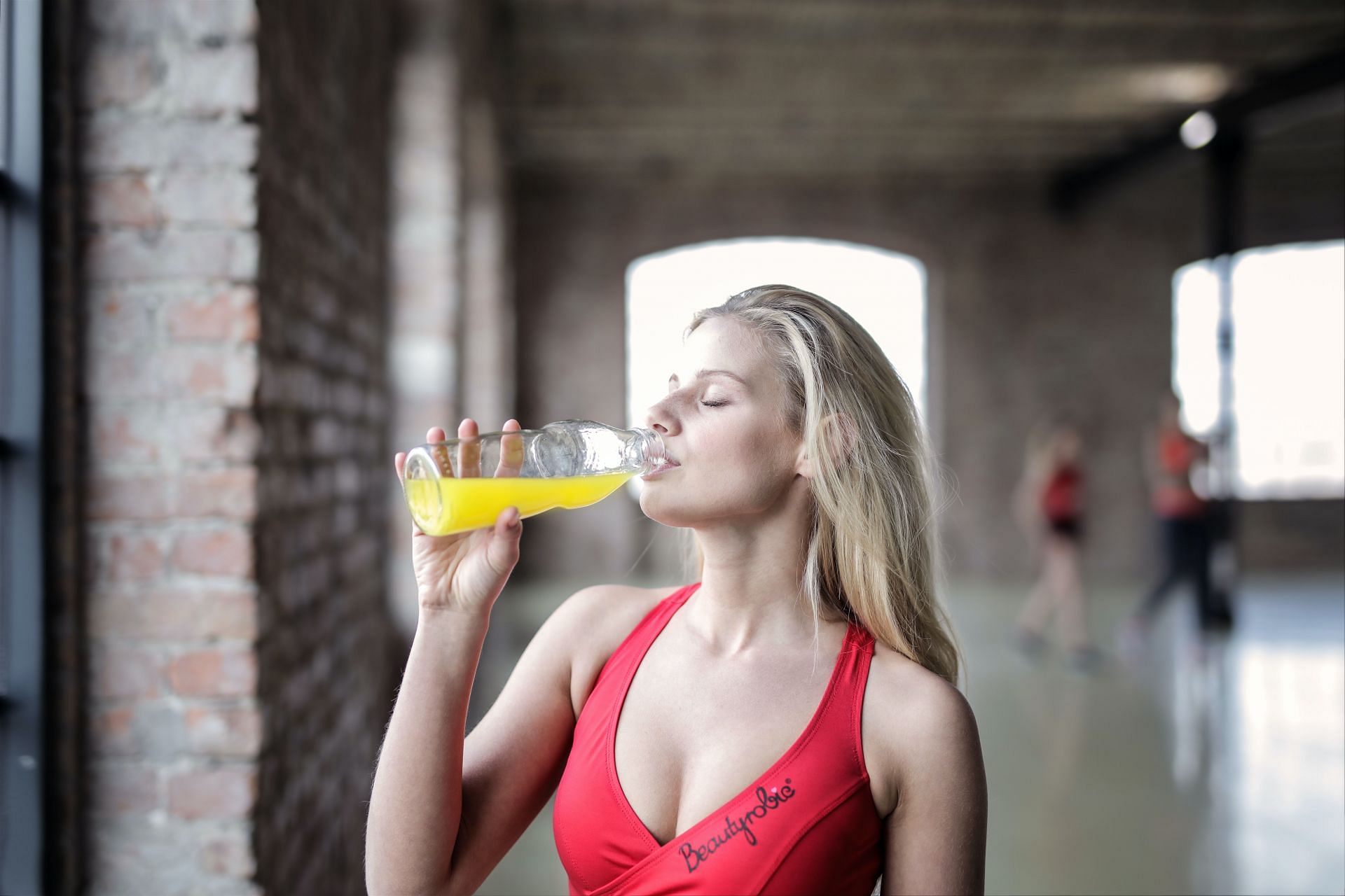 Sports Drink are one of the drinks to have before work out. (Image via Pexels)