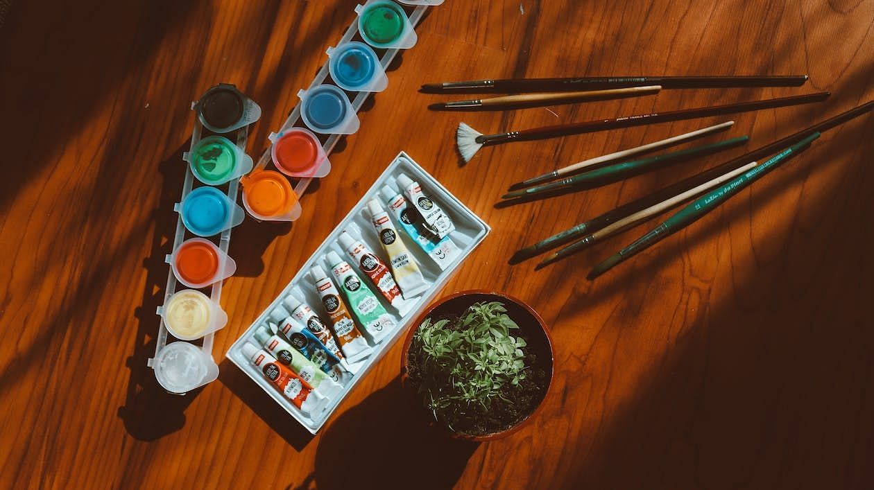 Depending on the individual&#039;s requirements, art therapy activities can encompass a variety of forms. (Image via Buse Doa/ Pexels)