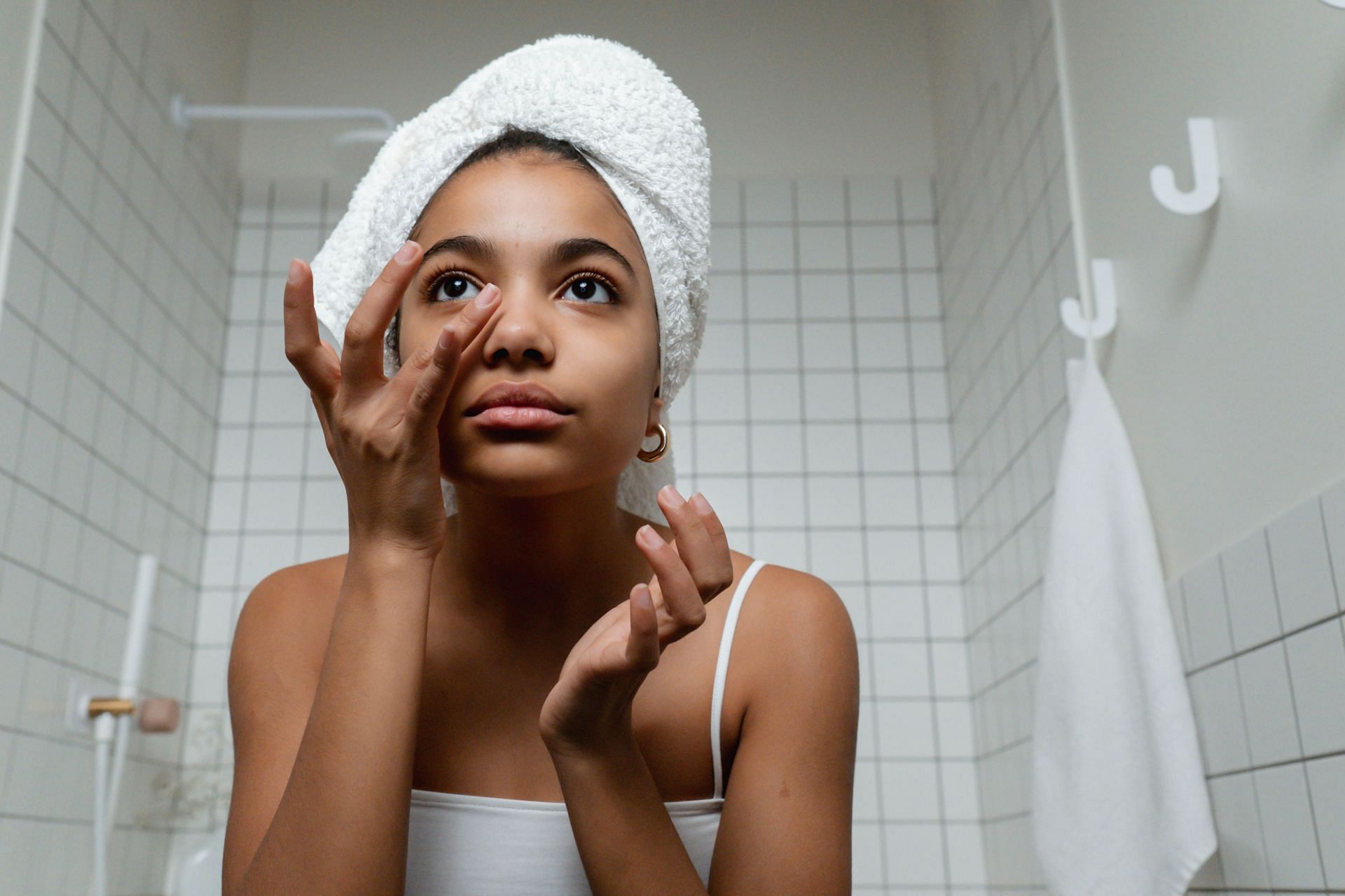 You can combine and use this in your daily skincare routine. (Image via Pexels / Ron Lach)