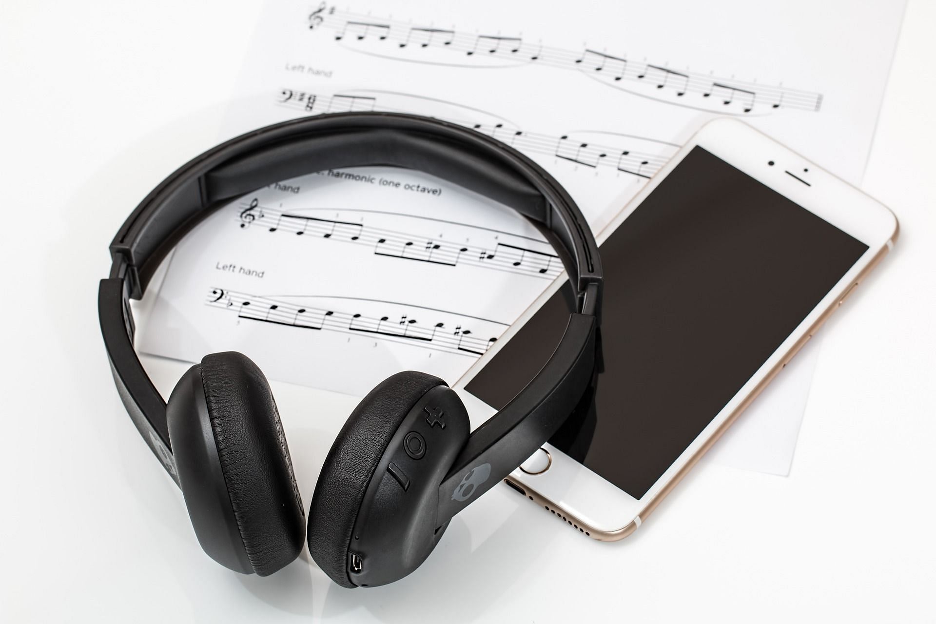 Smartphone Audio Technology (Image by Steve Buissinne via Pixabay)