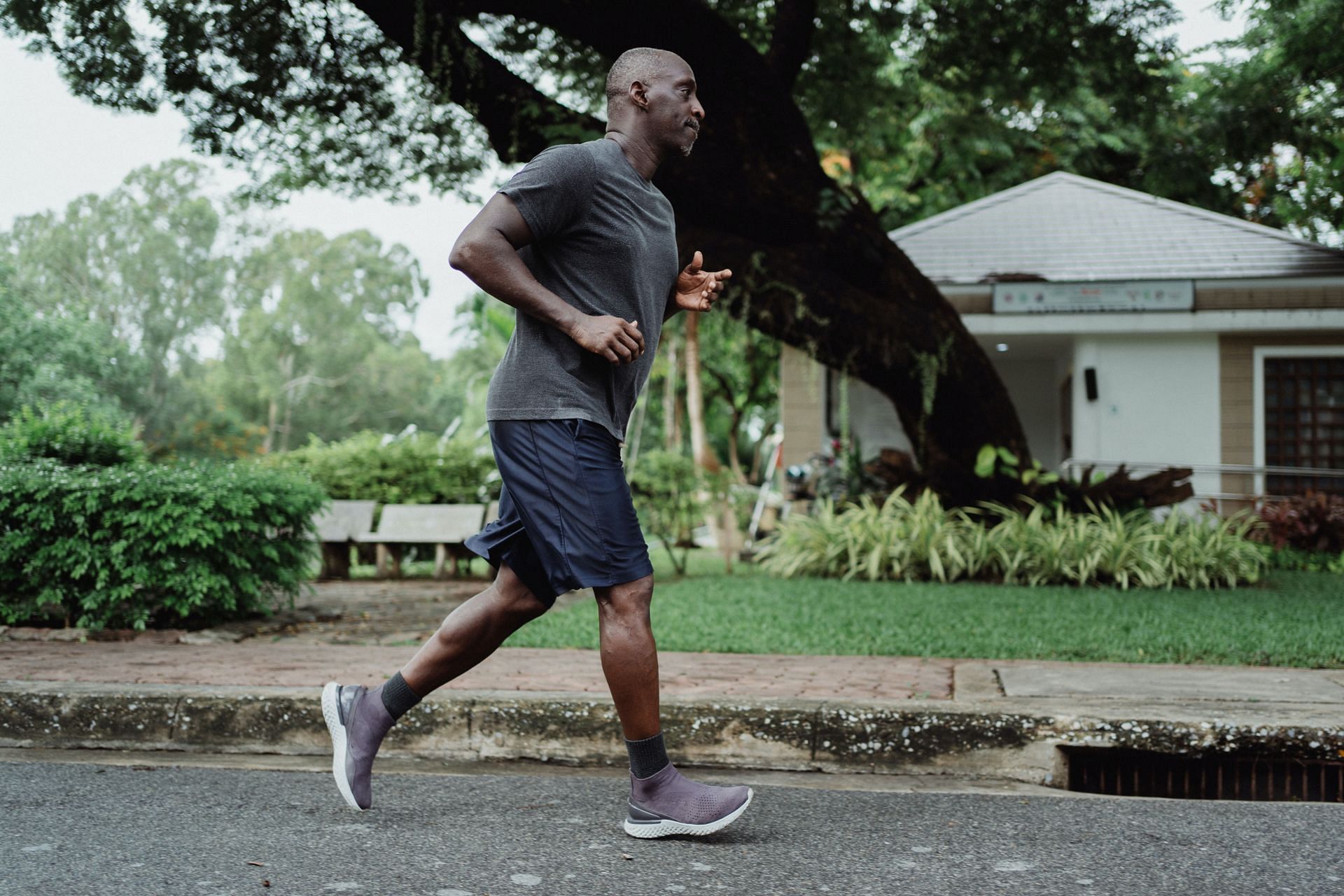 Many people experience runner&#039;s cough. (Image via Pexels/ Ketut Subiyanto)