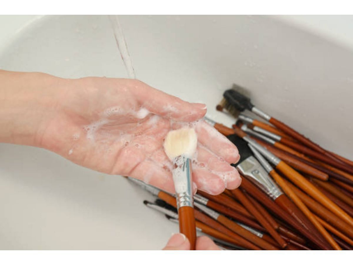 Cleaning makeup brushes (Image via iStock)