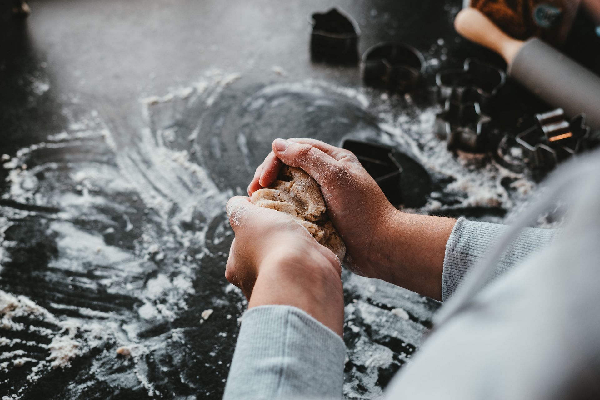 Cookie dough linked to recent Salmonella outbreak (Image via Unsplash/Julian Hochgesang)