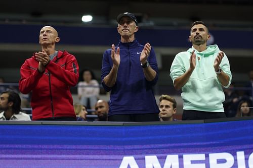 Darren Cahill (C), coach of Jannik Sinner at the 2022 US Open.