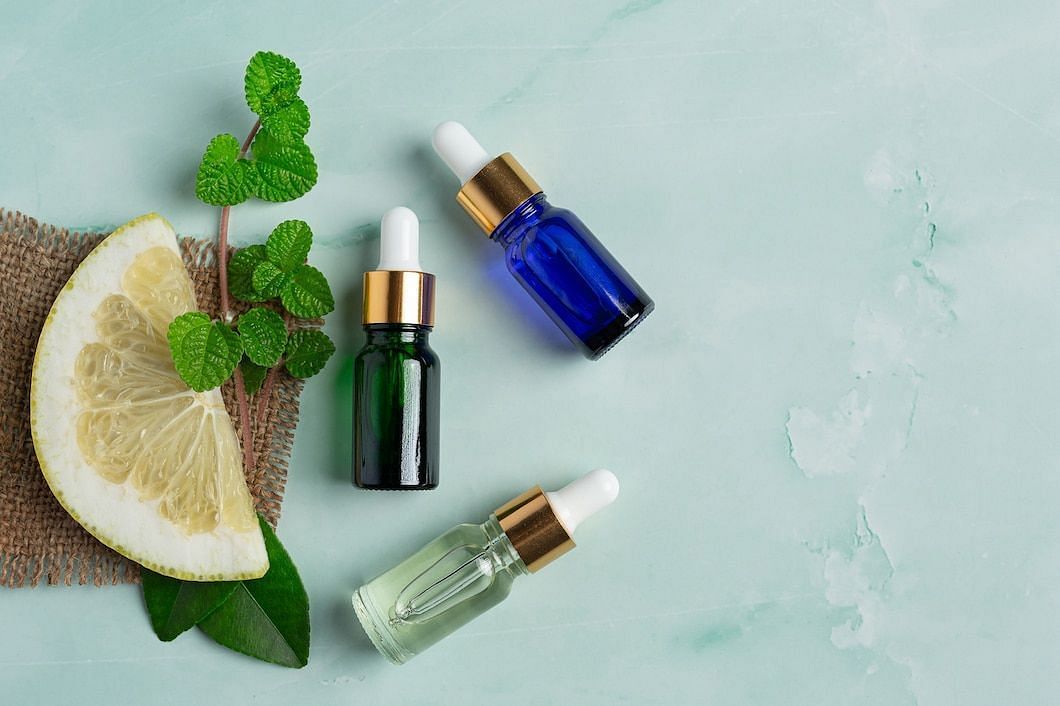Fragrance oil enhances the sensory experience of skincare. (Image via Freepik/Jcomp)