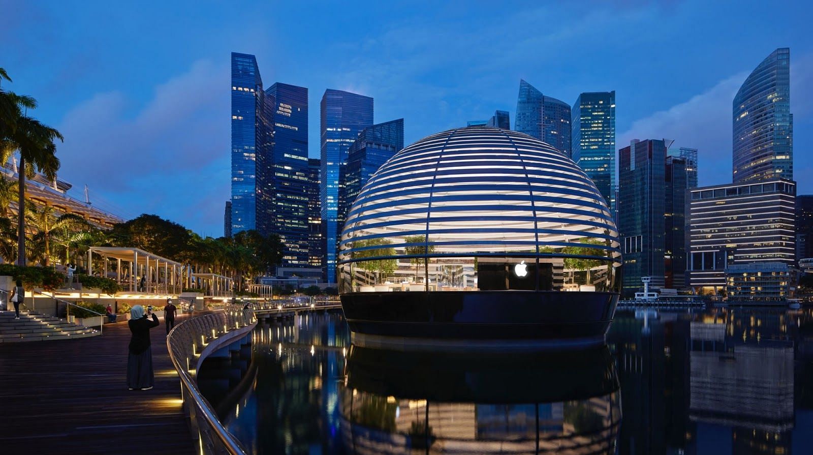 Apple Marina Bay is one of the most stunning Apple Stores (Image via Apple)