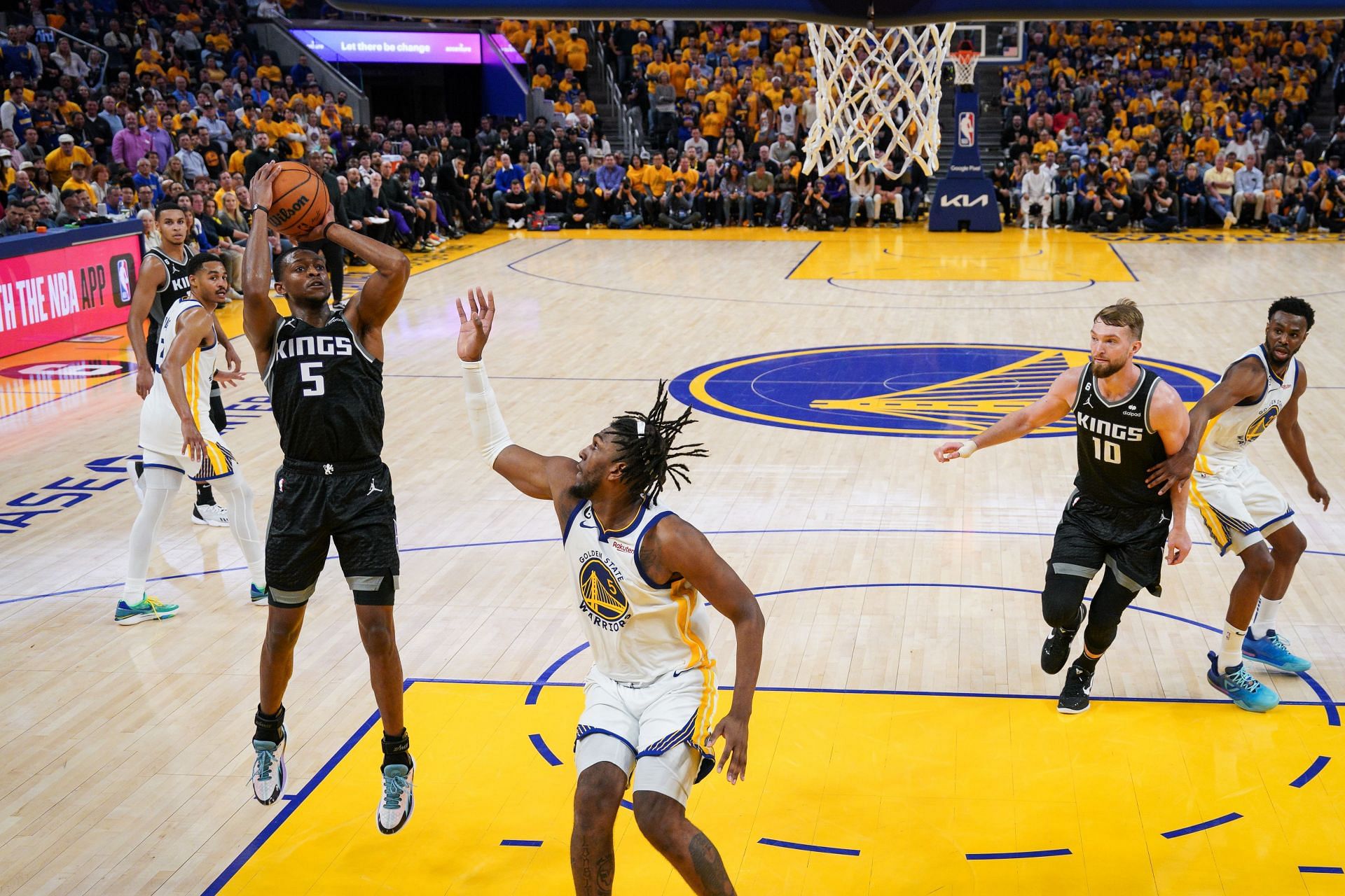 De&#039;Aaron Fox of the Sacramento Kings against the Golden State Warriors