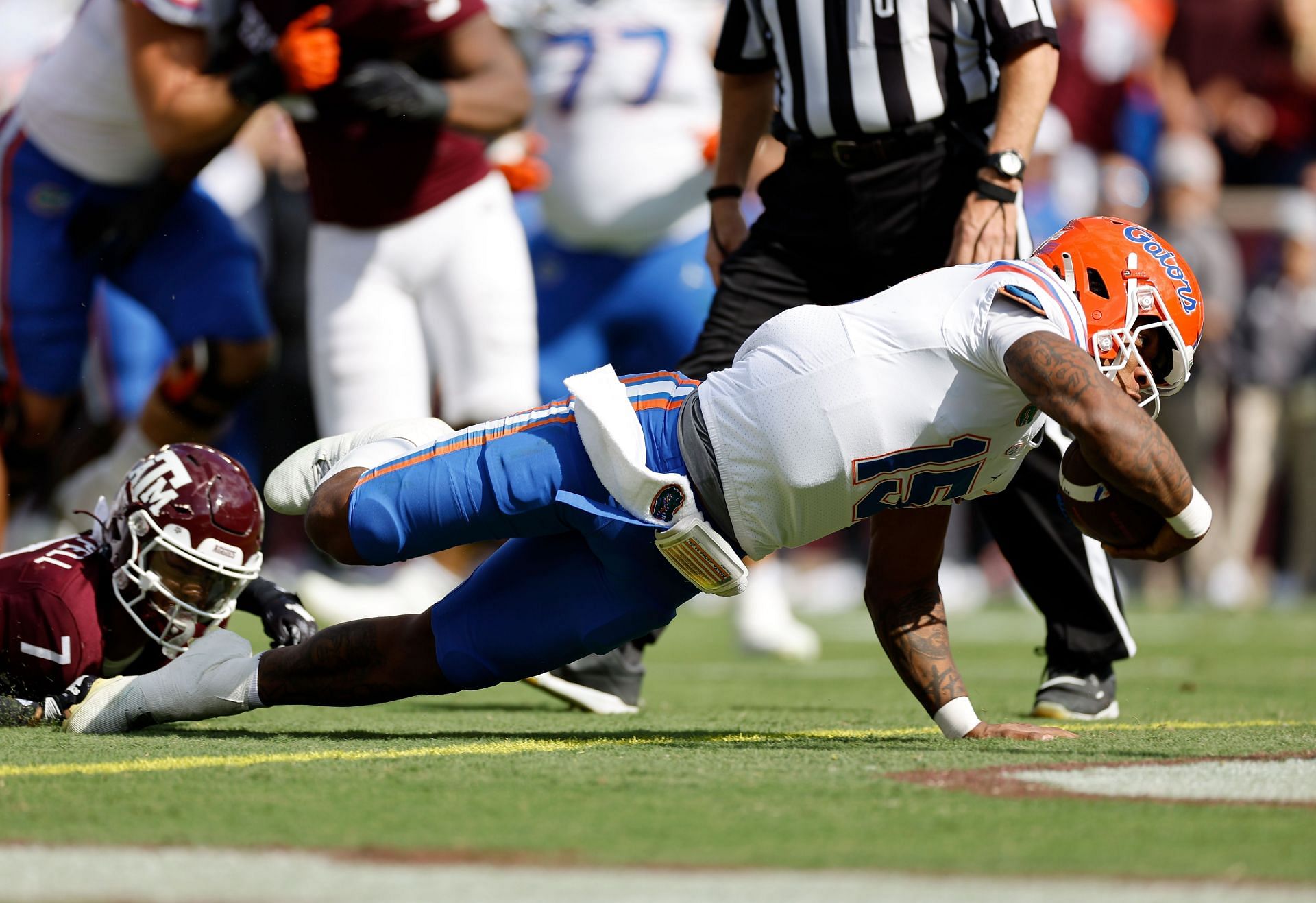  Anthony Richardson #15 of the Florida Gators dives across the goal line for a touchdown in the first quarter against the Texas A&amp;M Aggies 