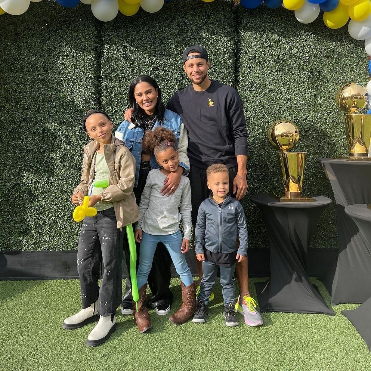 Stephen Curry with his wife Ayesha and kids
