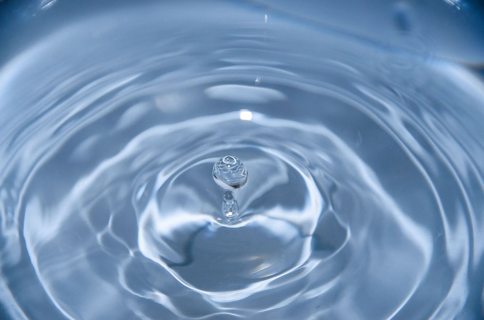 Keep yourself hydrated. (Image via Unsplash/David Becker)