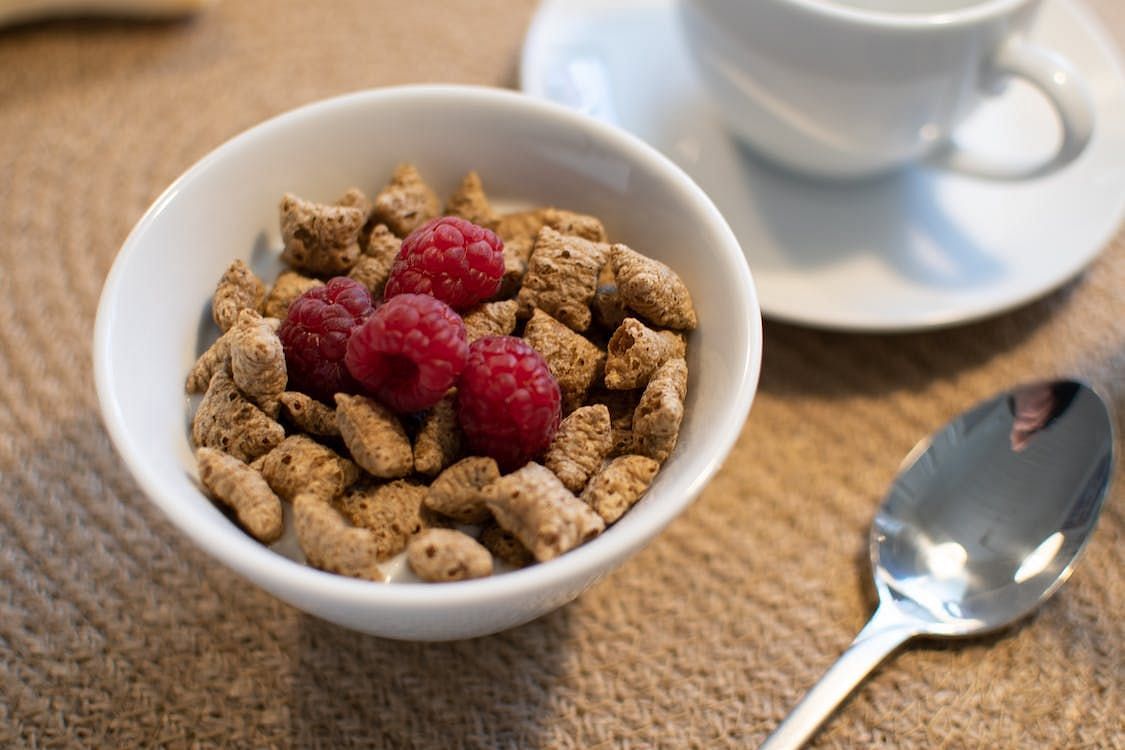 Cereals can help maintain a healthy wait. (Image via Pexels/Isak Frankson)