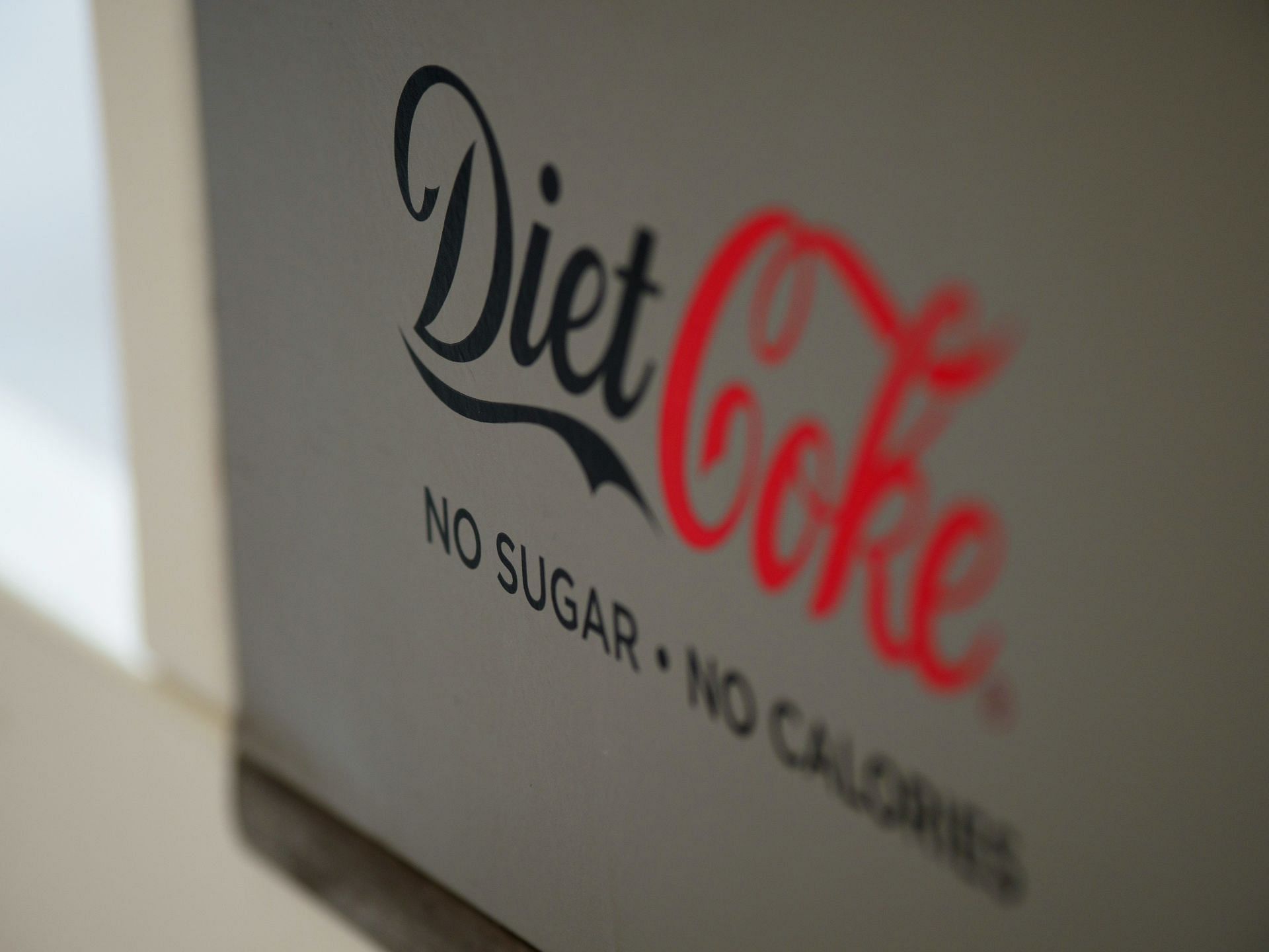 Diet coke does not contain sugar (Image via Unsplash/Brett Jordan)