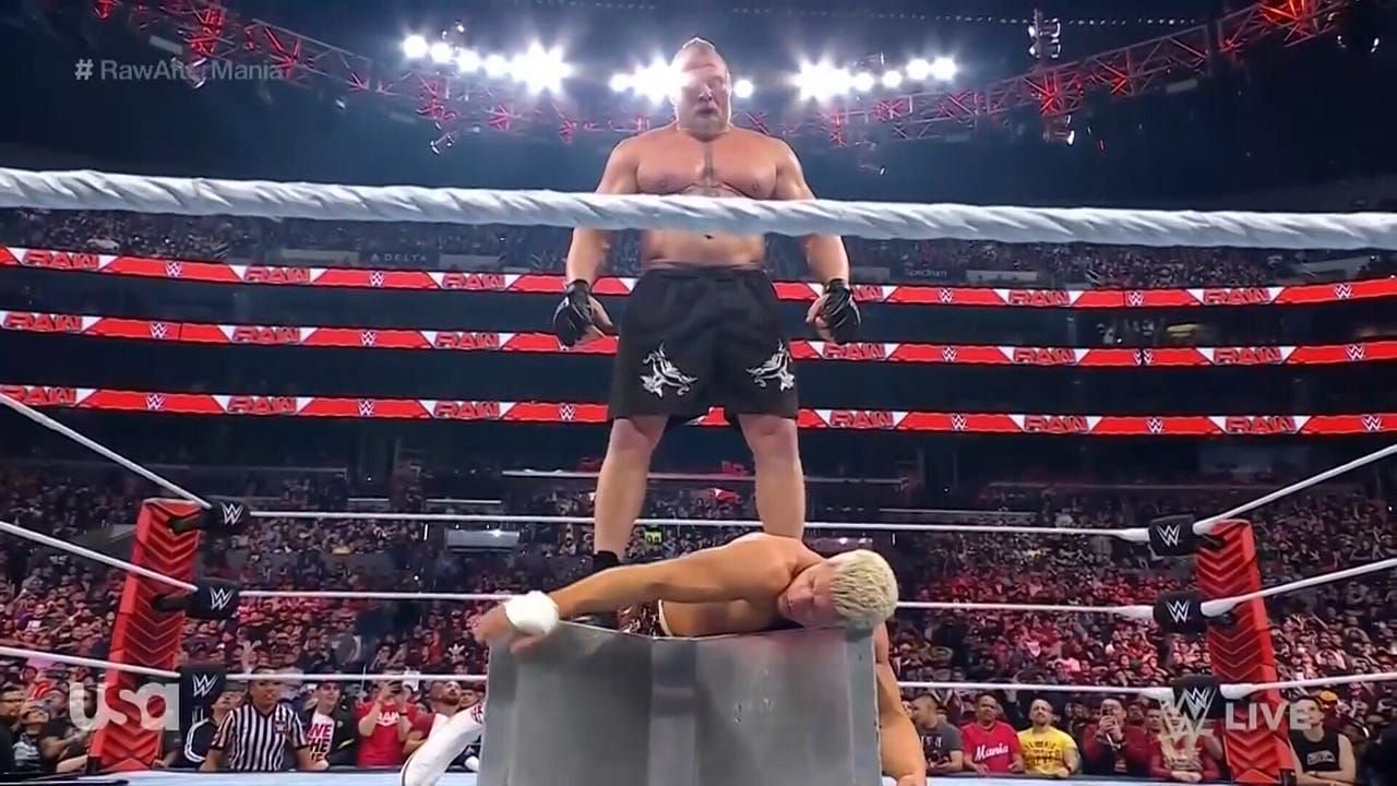 WWE Raw का एपिसोड चर्चा का विषय रहा 
