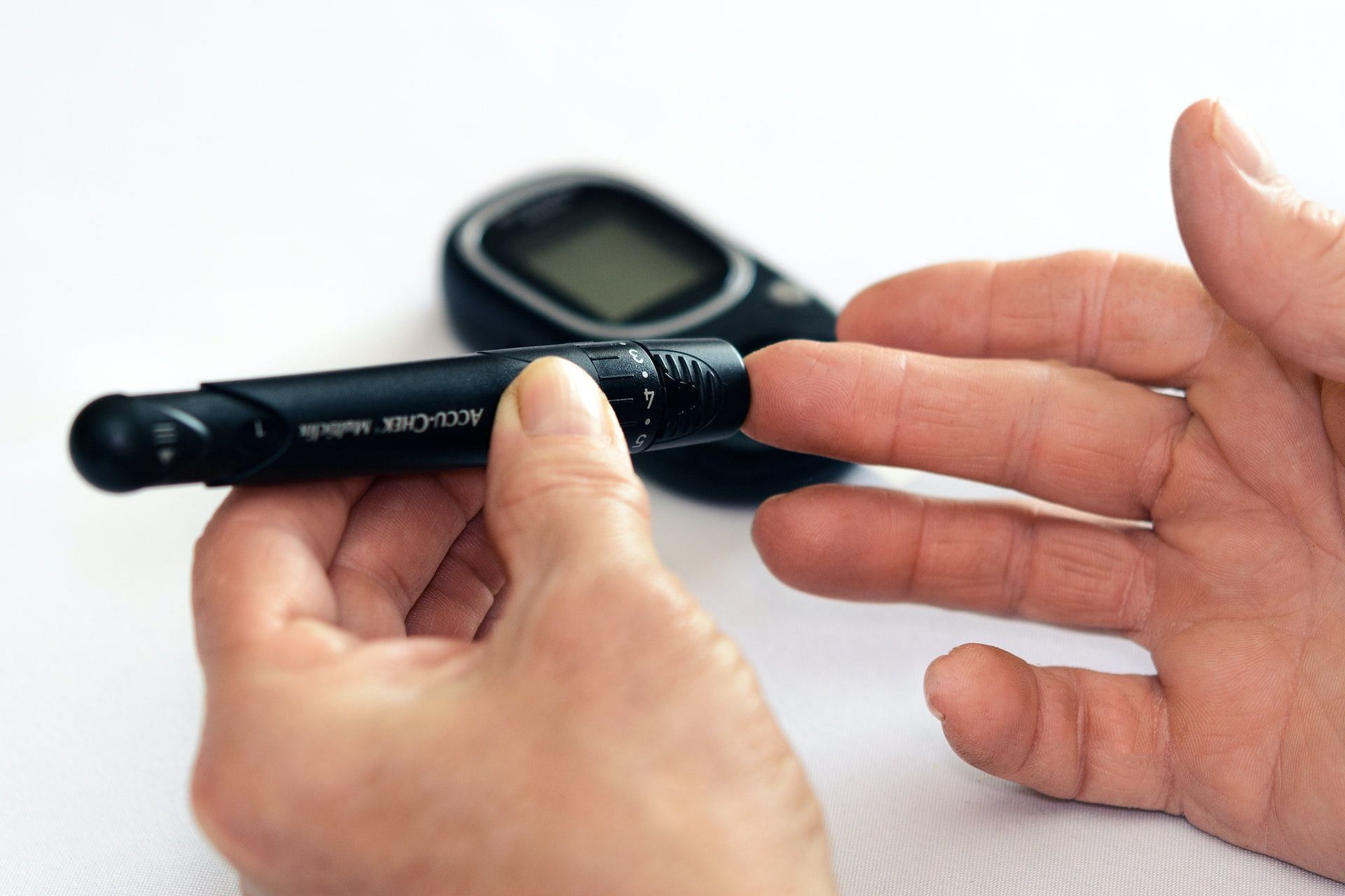 High blood sugar can cause pins and needles in hands. (Photo via Pexels/PhotoMIX Company)