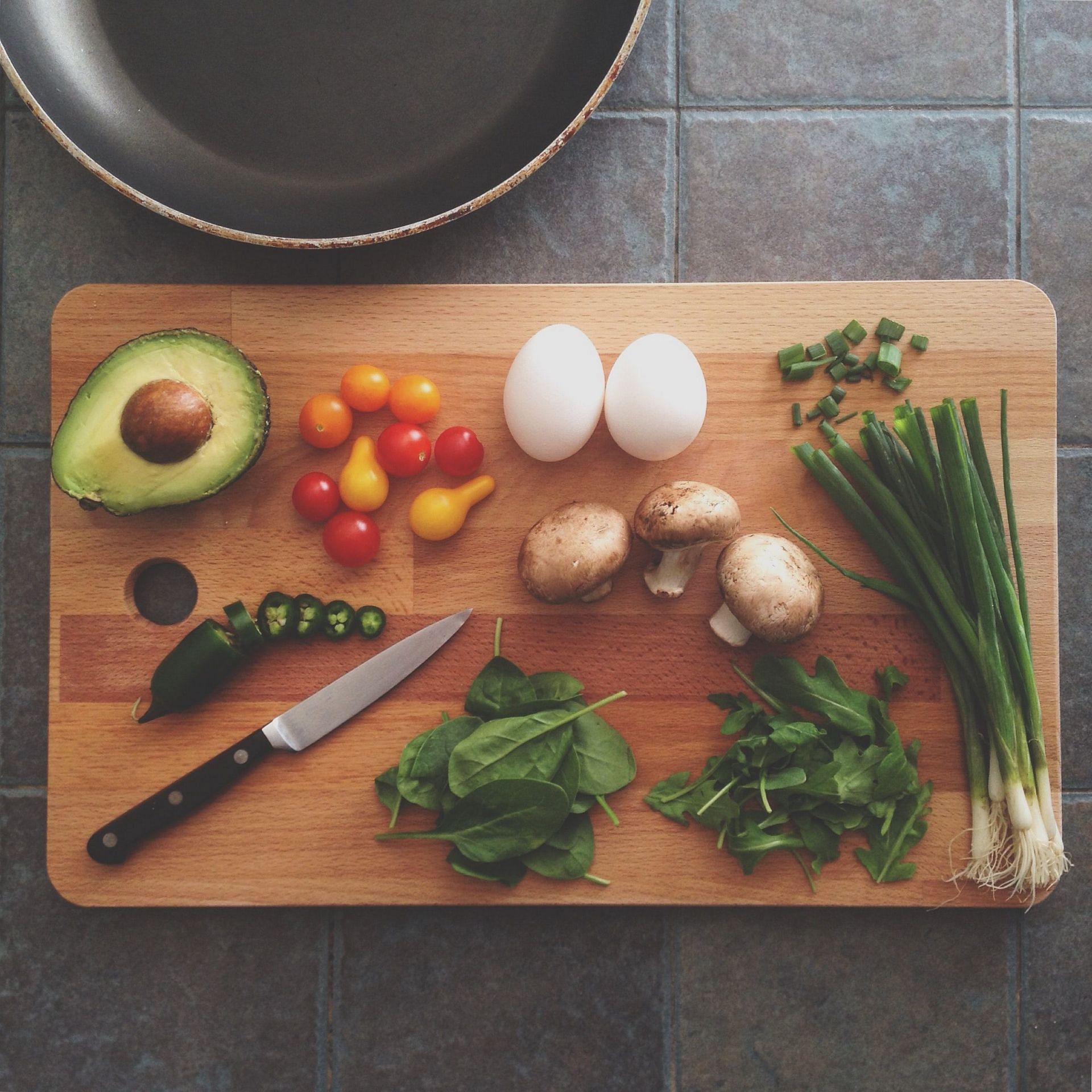 Vegetables and eggs should be included in a heart-healthy diet (Image via Unsplash/Katie Smith)