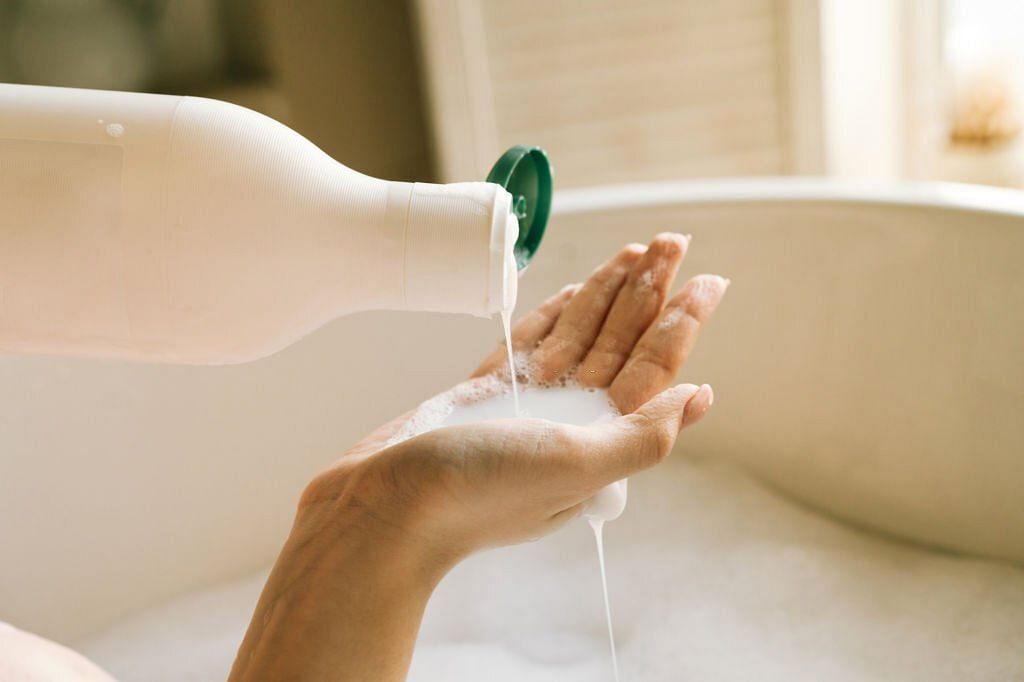 The Ultimate Guide to Anti-Dandruff Shampoos: Dermatologist-Recommended Products (Image via Getty)