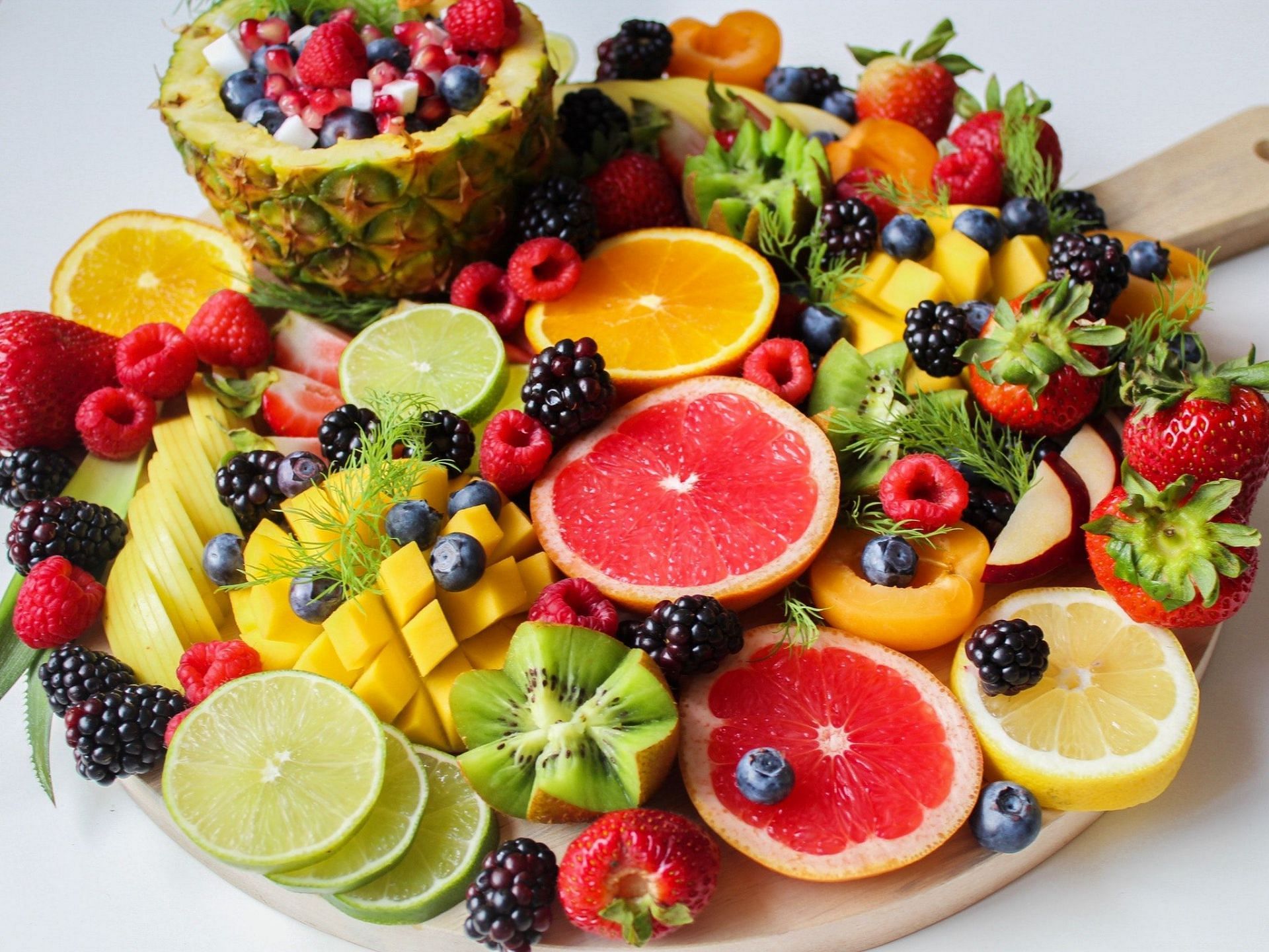 A diet rich in fruits and vegetables is good for dental health, (Image via Pexels)