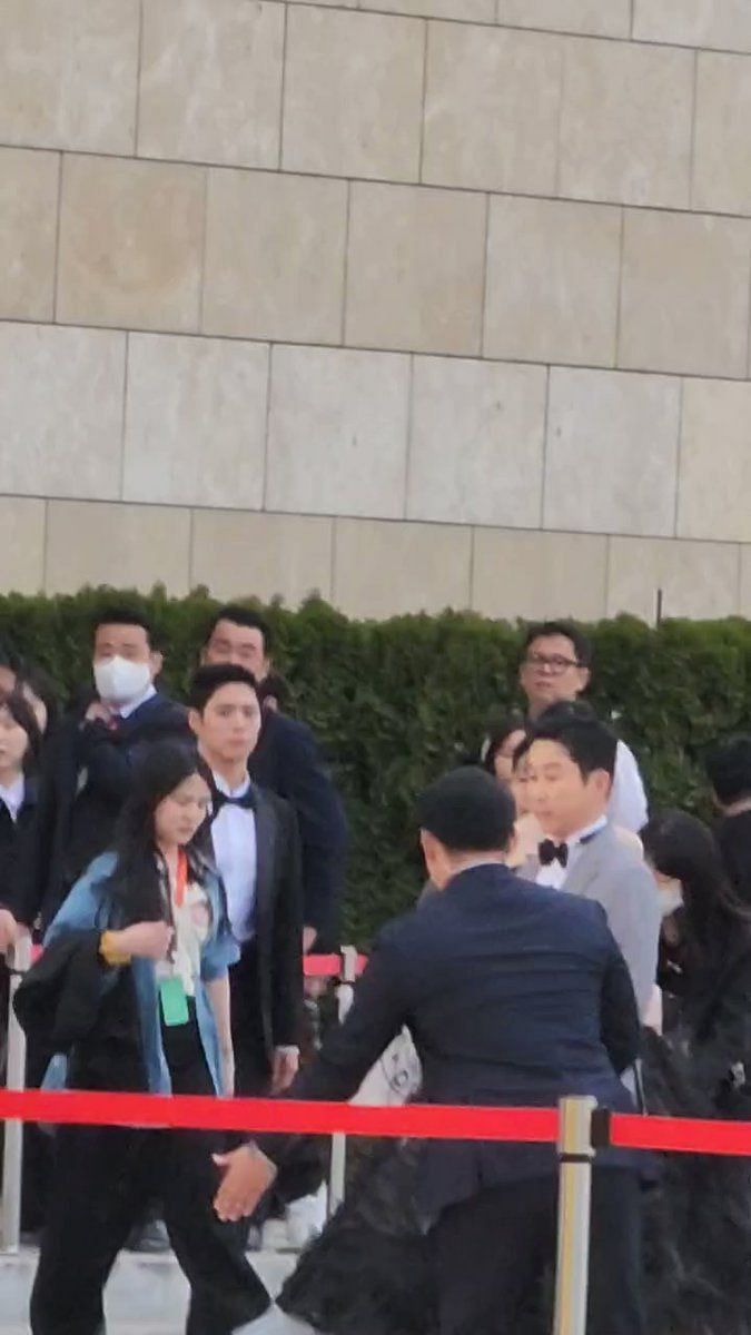 Undeniable Chemistry: Park Bo-gum swoons fans with his sweet gesture  towards Bae Suzy at the 2023 Baeksang Art Awards