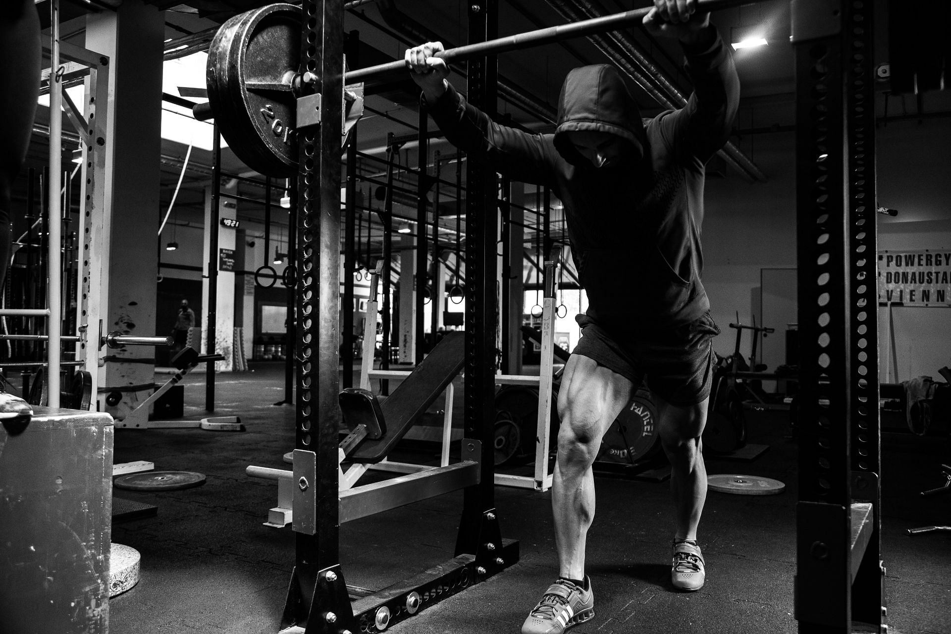 Squats help in building muscle mass. (Image via Unsplash/Alexander Redl)