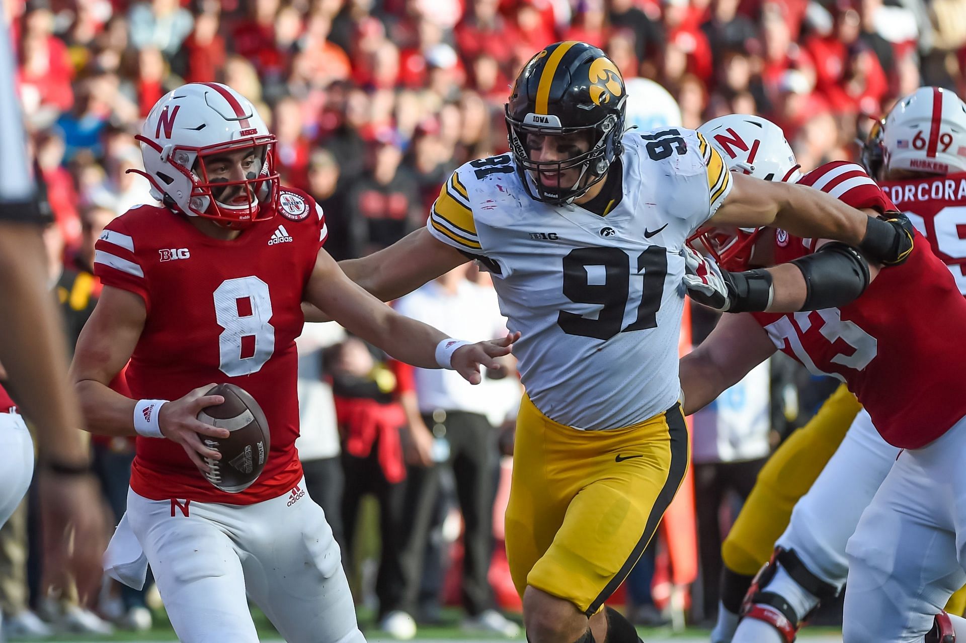 Lukas Van Ness chases Fields down for first NFL sack