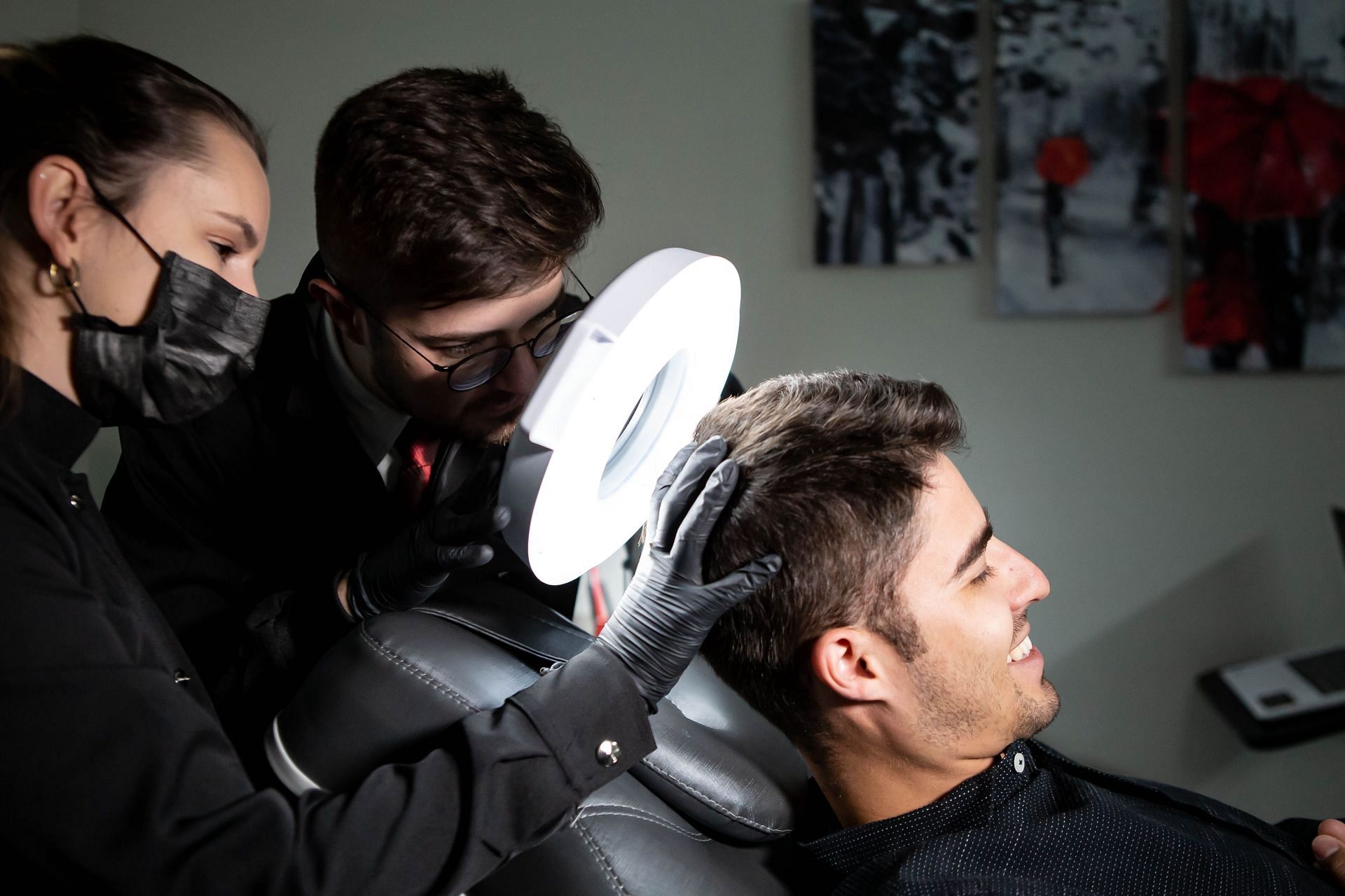 using hair mask to prevent frizzy hair. (Image via pexels / lucas )