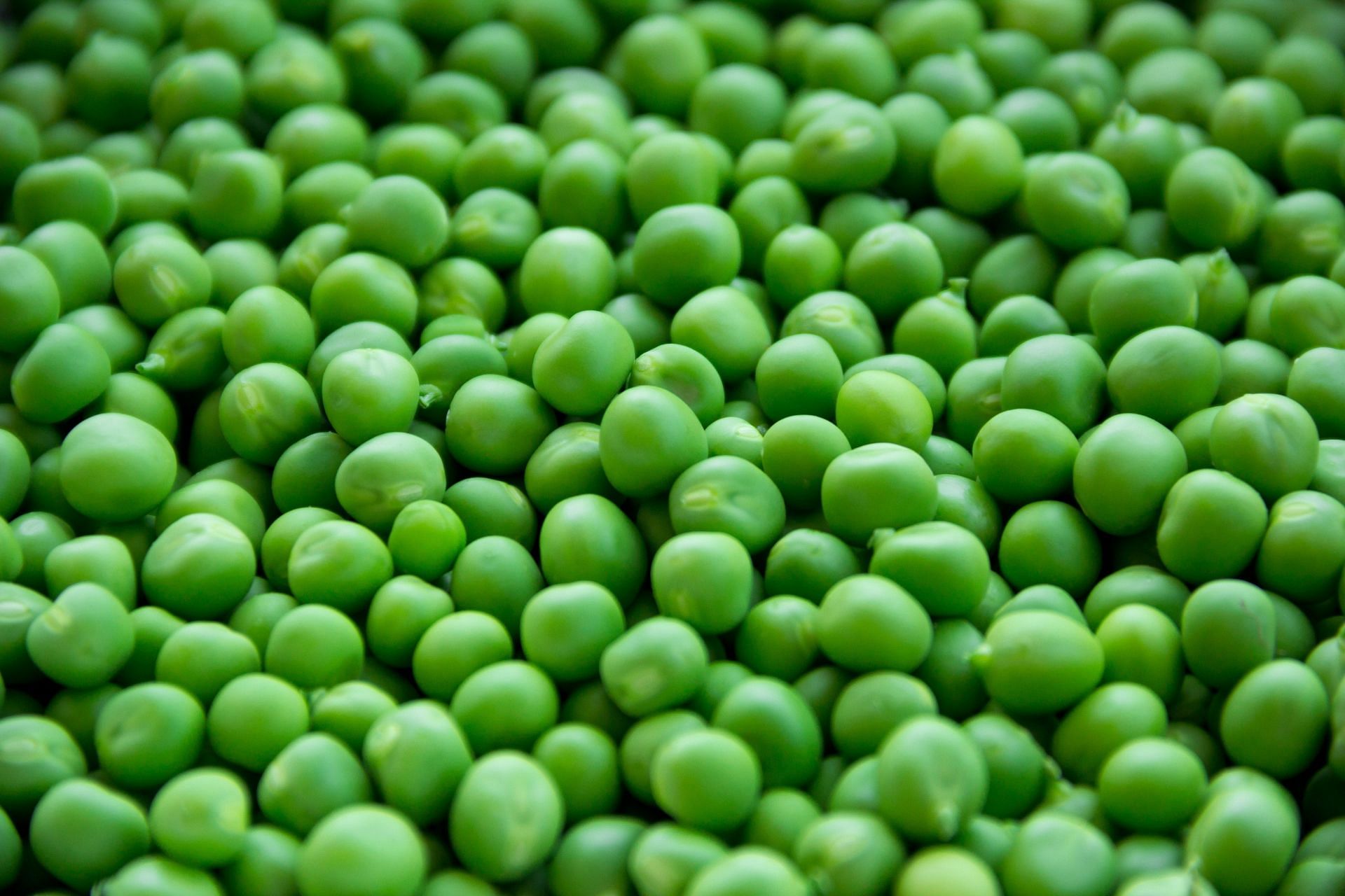 Vitamin B1 in green peas helps convert food into energy. (Image via Pexels)