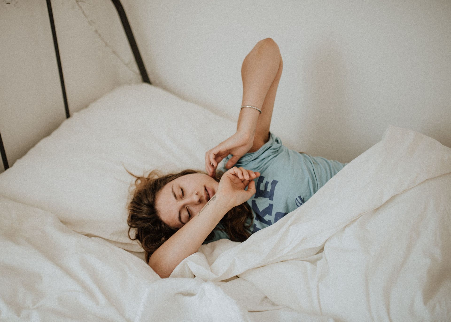 For some, sleeping on the side can cause shoulder pain. (Image via Unsplash/Kinga Howard)
