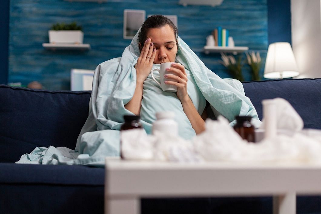 Many factors may cause irritable night coughs (Image via Freepik/DCStudio)