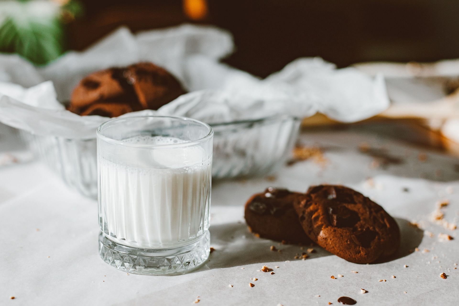 Organic and conventional milk contains the same amount of protein. (Image via Pexels/ Roman Odintsov)